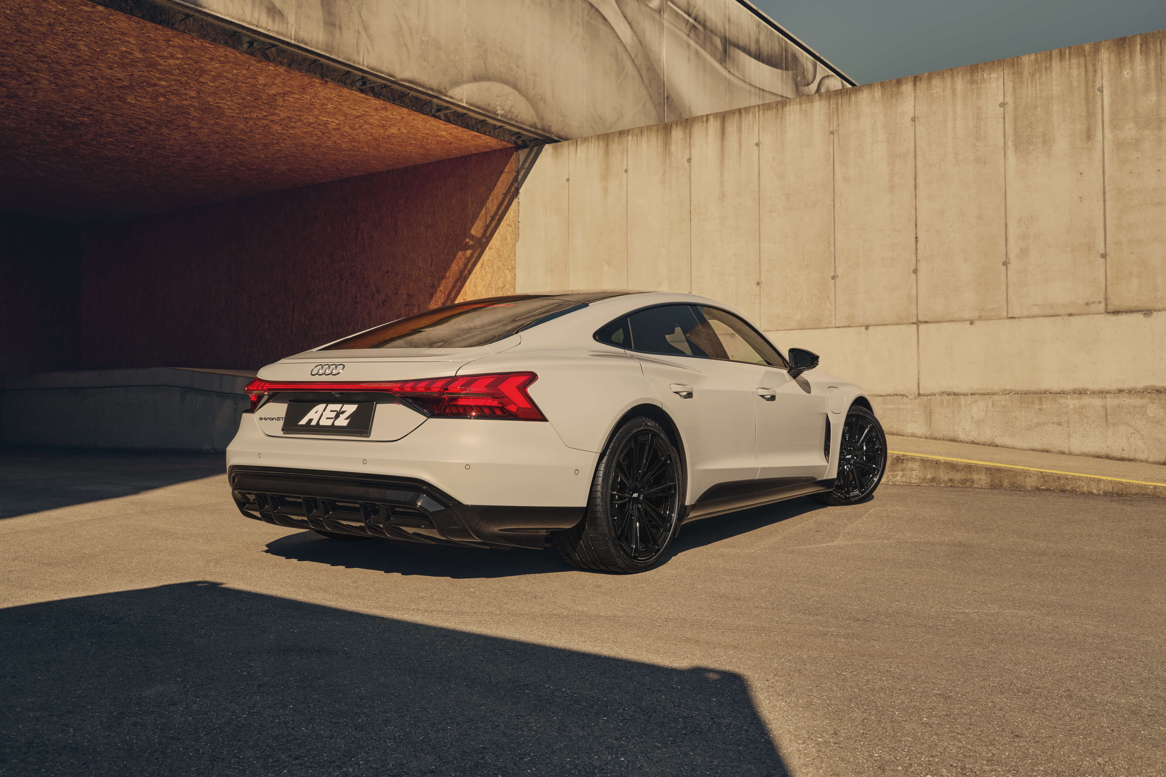 AEZ Alaska black Audi E Tron GT Heck Sommer