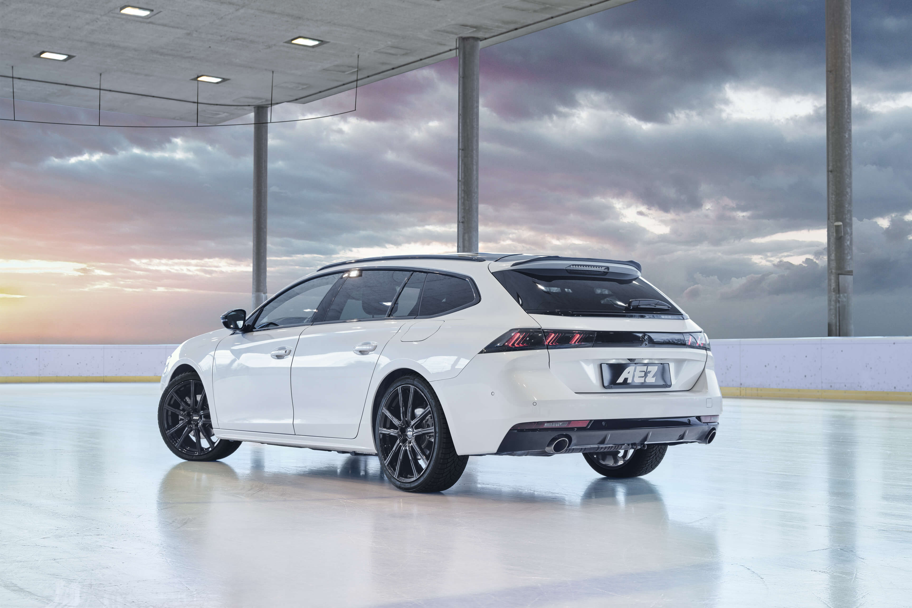 AEZ Montreal black Peugeot 508 SW Heck