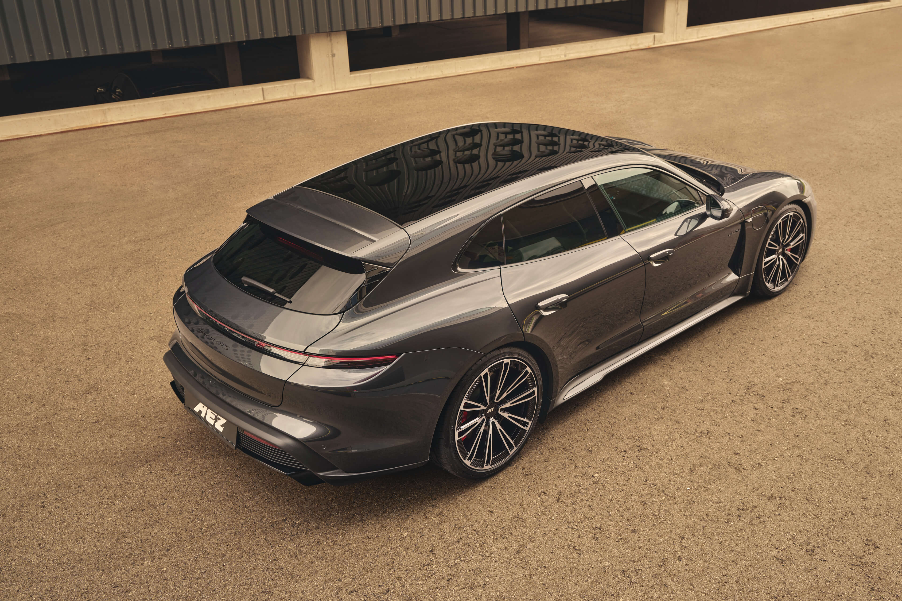 AEZ Alaska dark Porsche Taycan GTS Heck Sommer