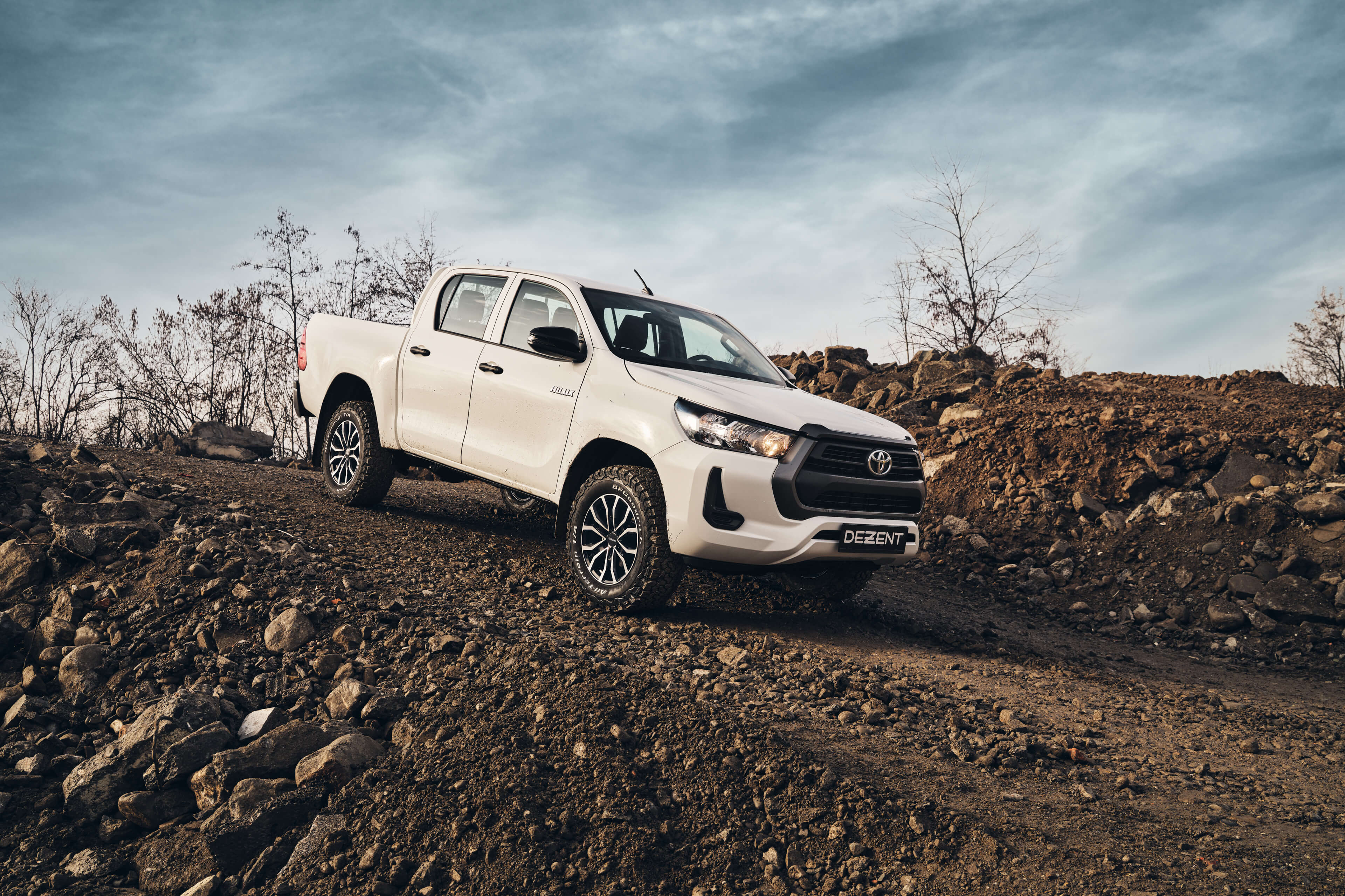 DEZENT KC dark Toyota Hilux Front