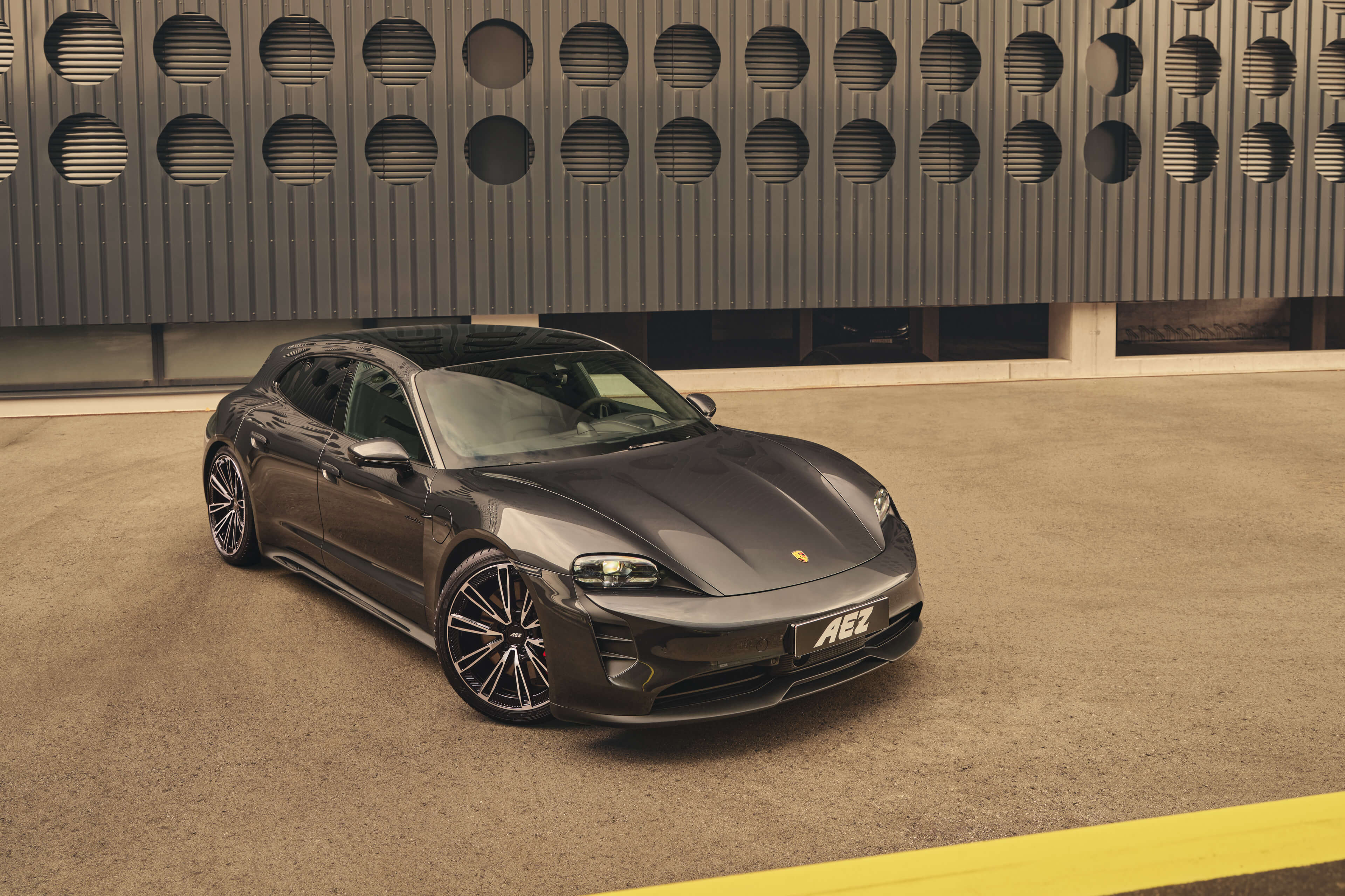 AEZ Alaska dark Porsche Taycan GTS Front Sommer