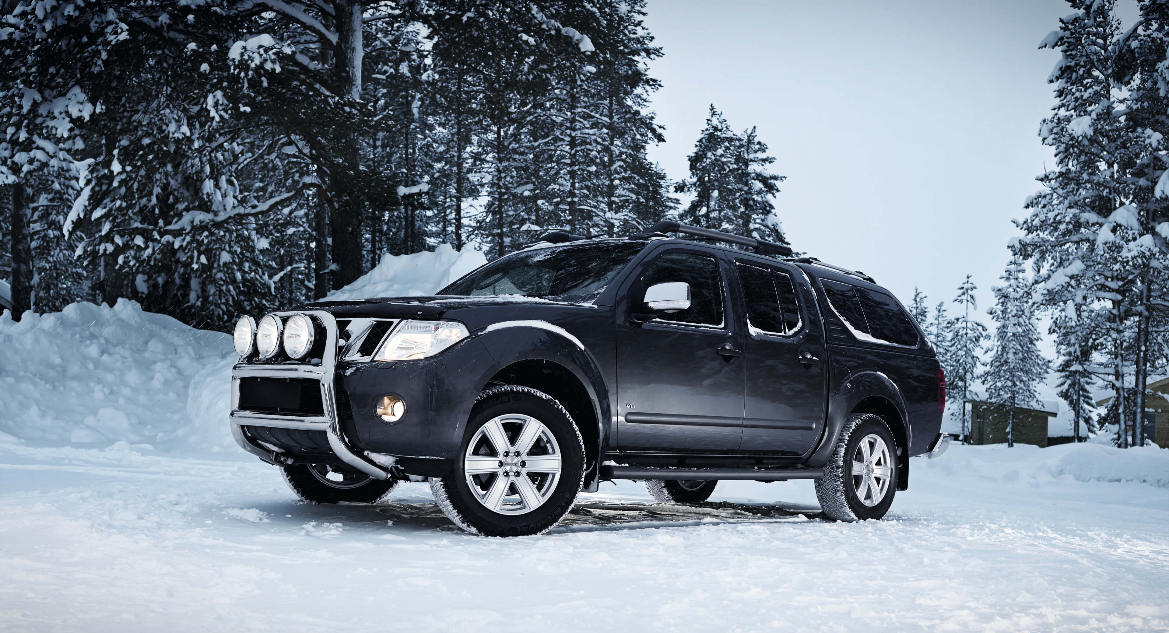 DEZENT TJ silber Toyota Hilux SUV Offroad sportlich Traglast