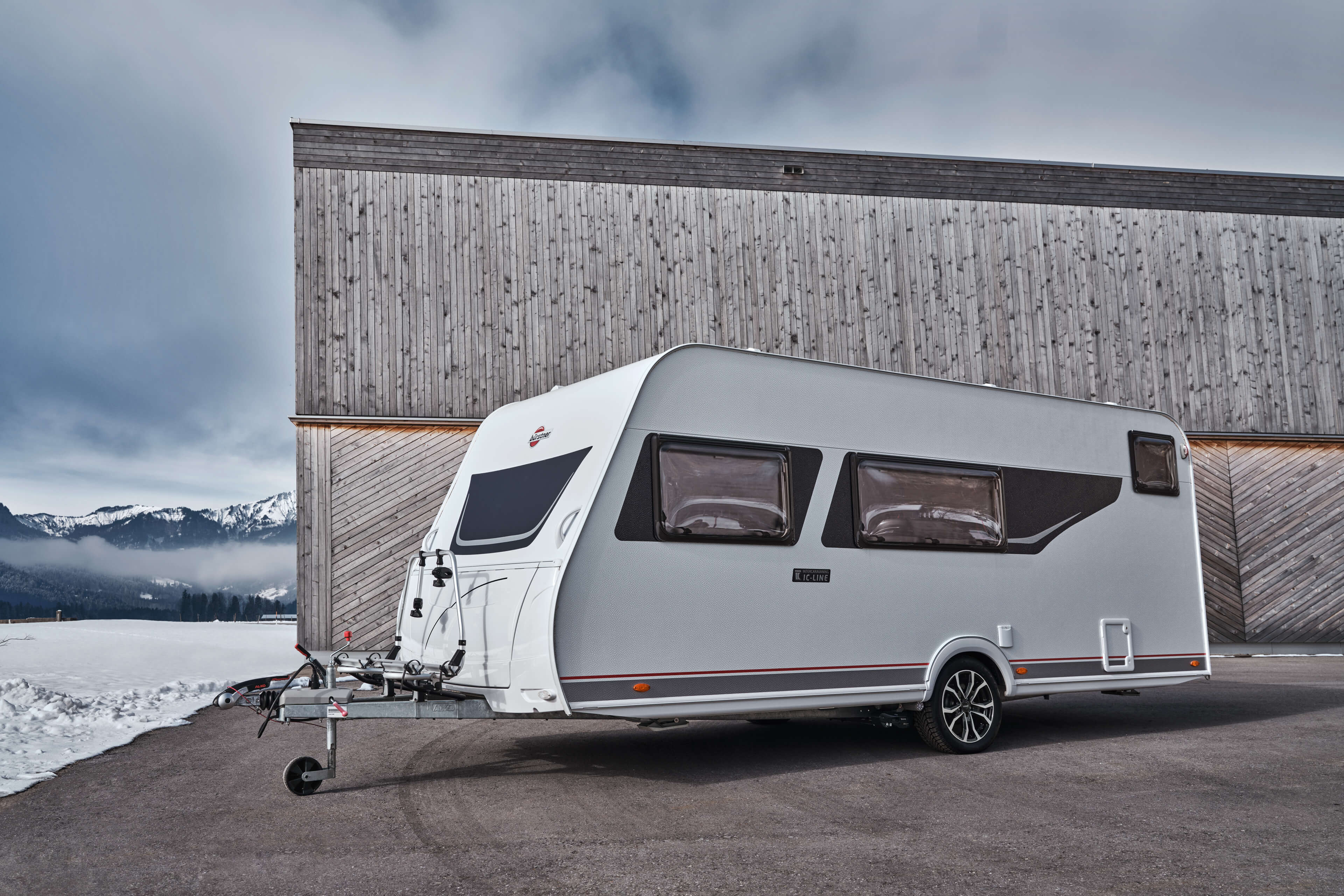 DEZENT TV-Trailer dark Caravan Seite