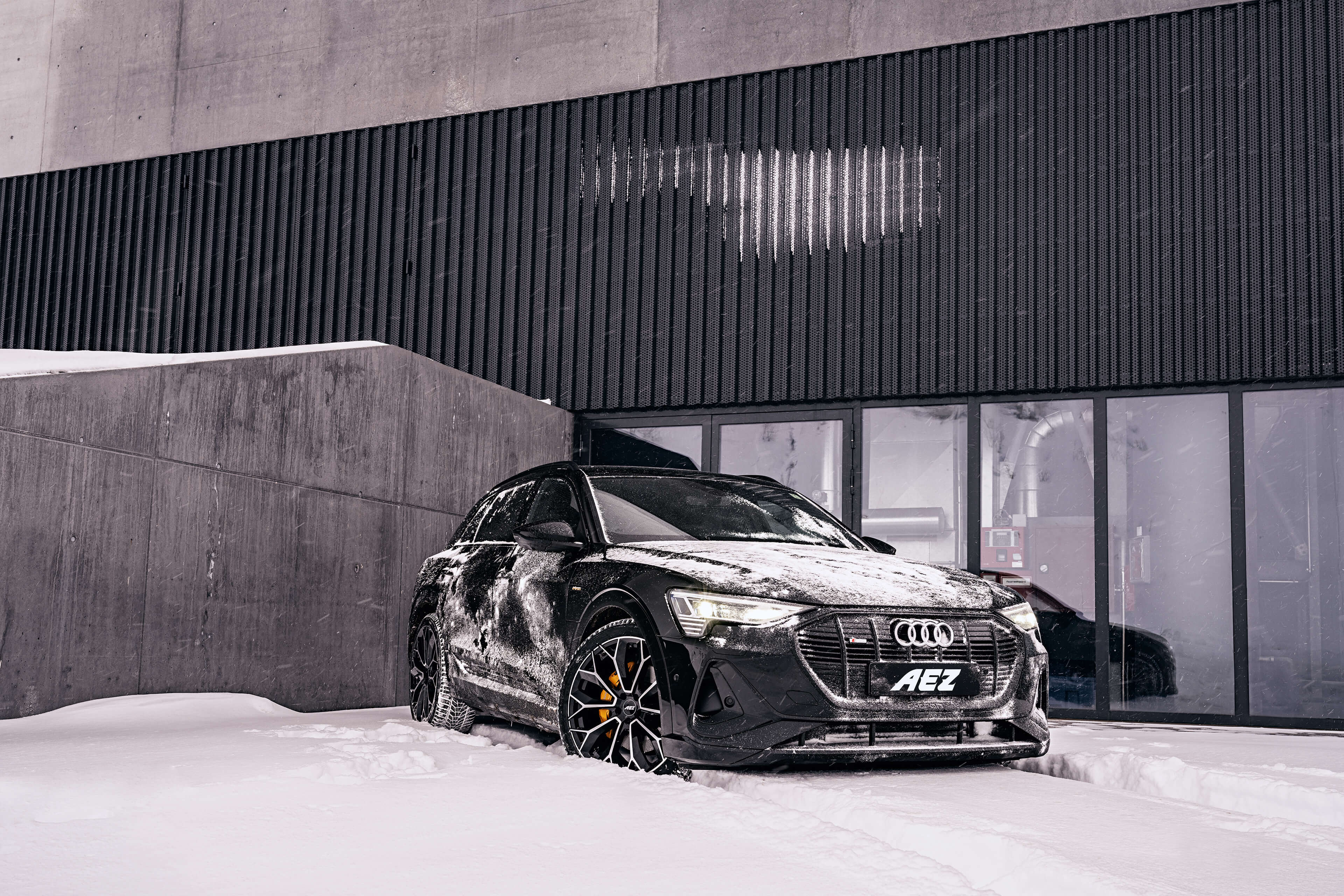 AEZ Leipzig dark Audi e-tron Frontal