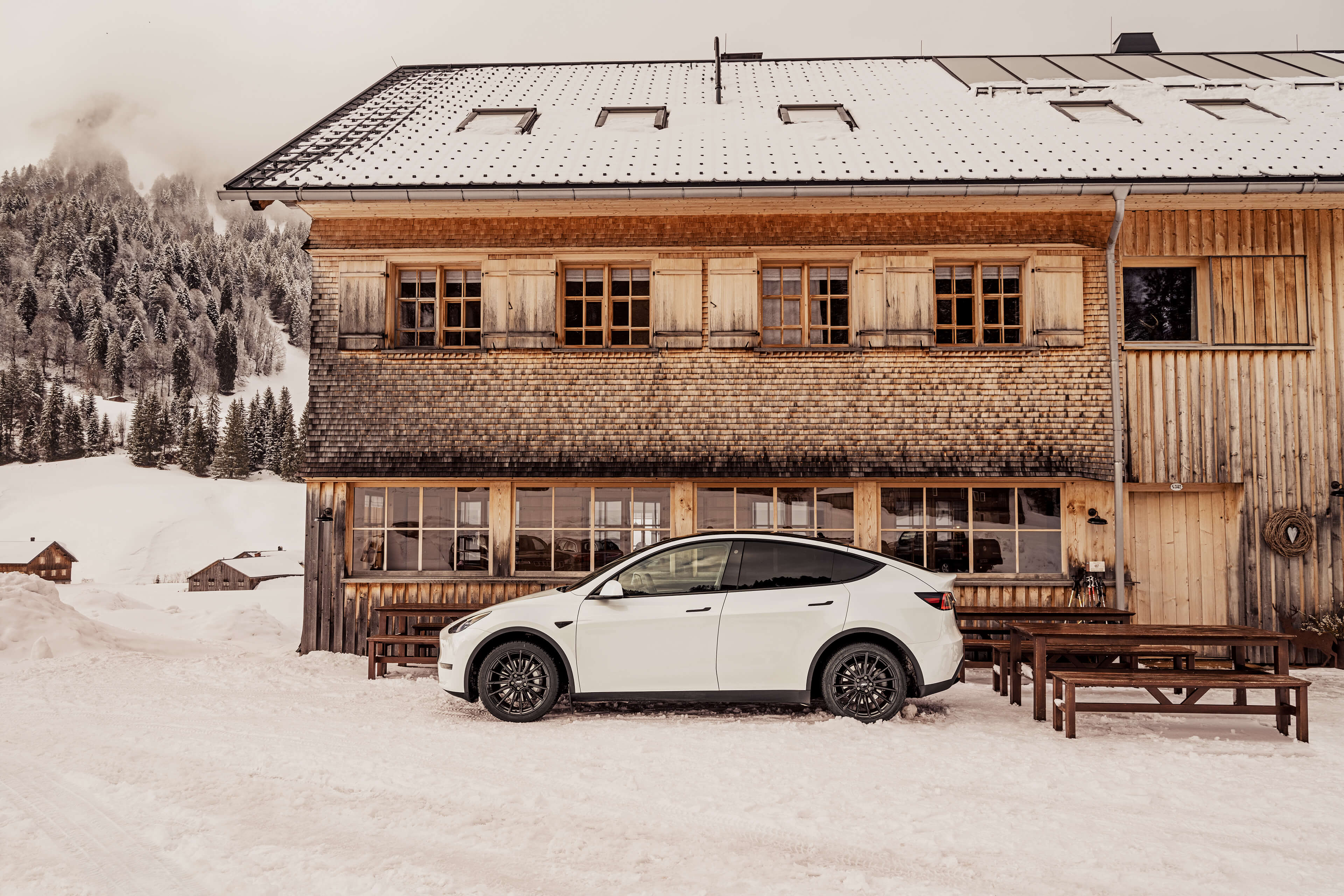 AEZ Atlanta black Tesla Model Y Seite