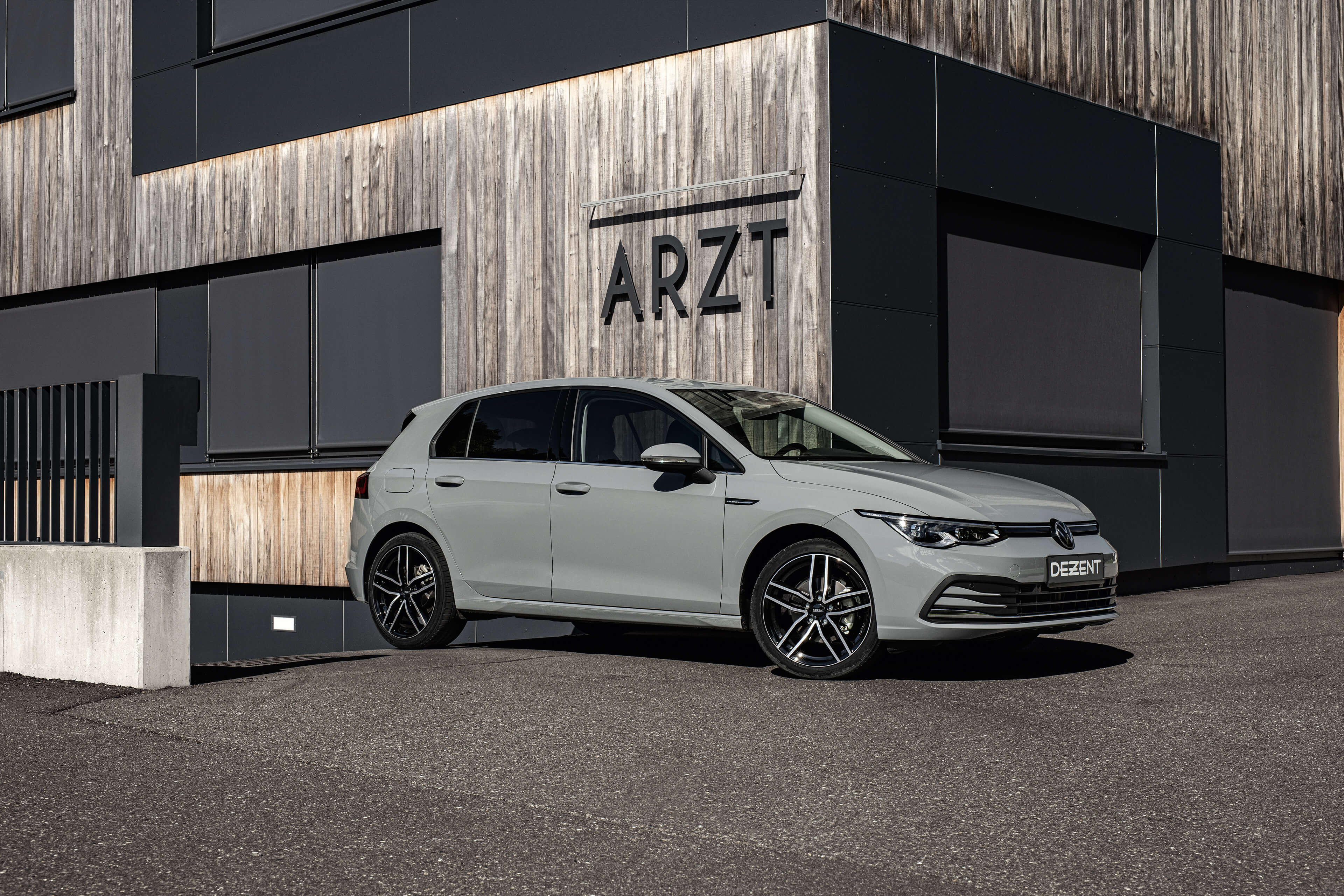DEZENT TR dark Golf8 frontal