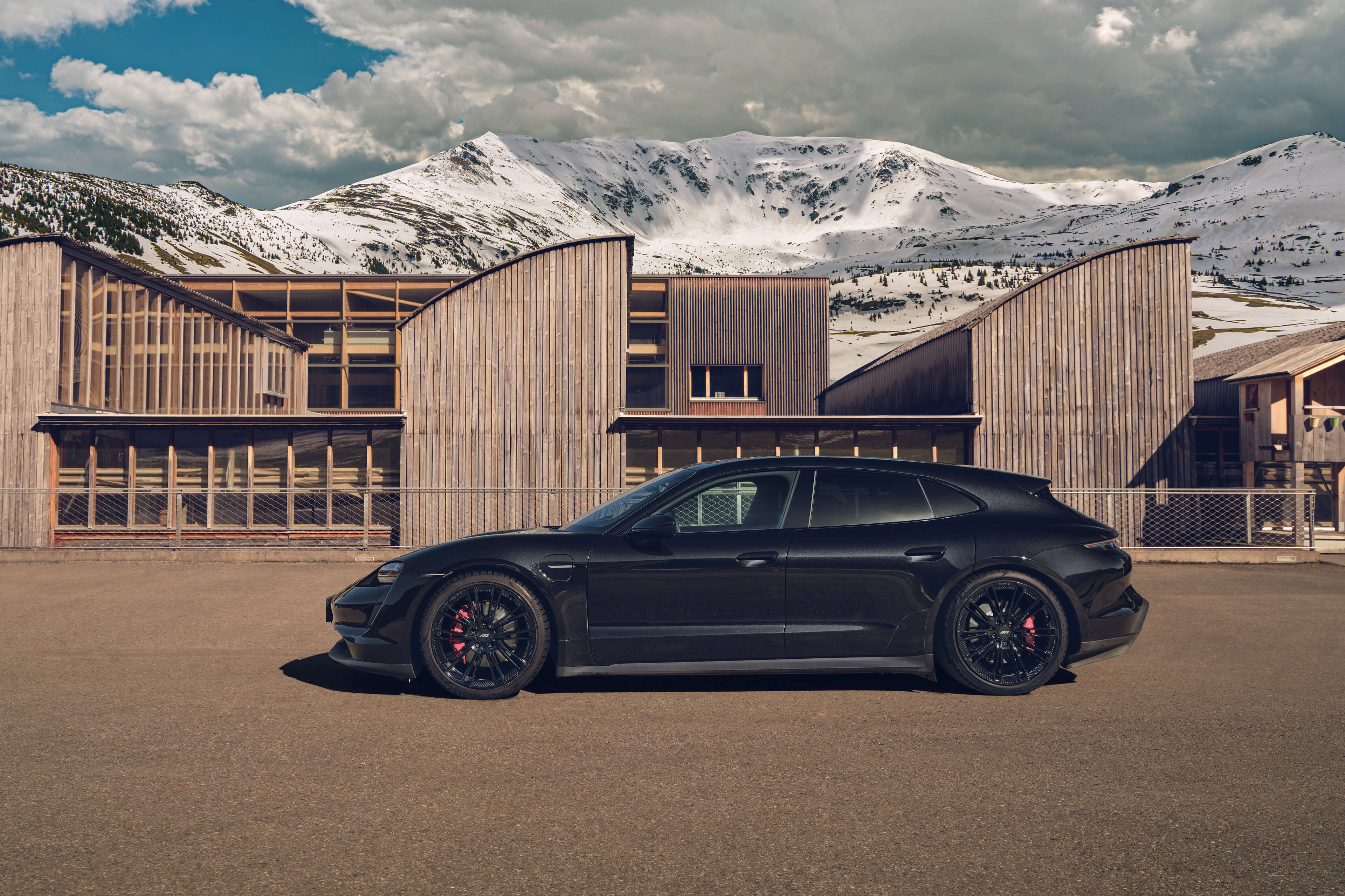 AEZ Alaska black Porsche Taycan 4S Seite Winter