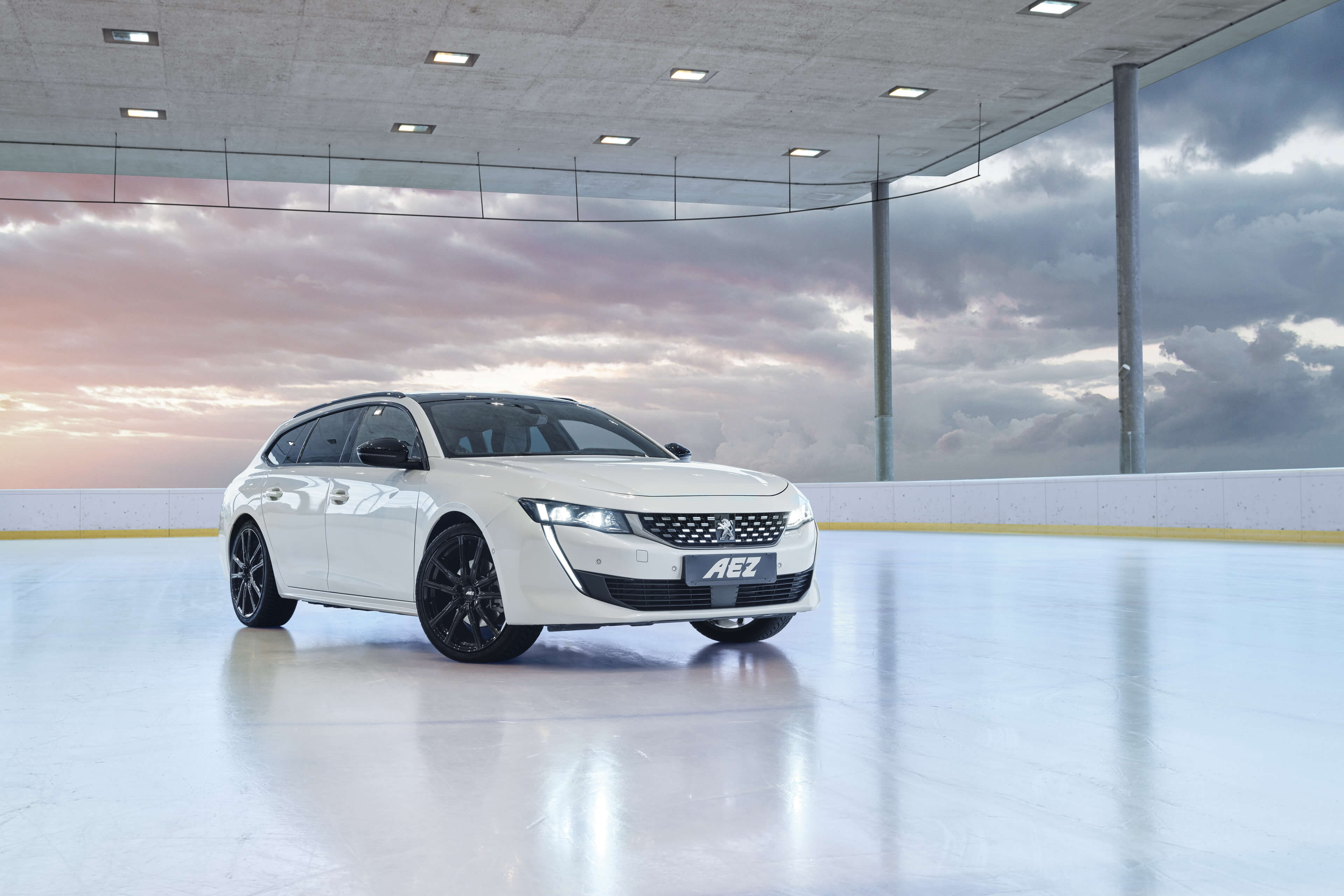 AEZ Montreal black Peugeot 508 SW Frontal