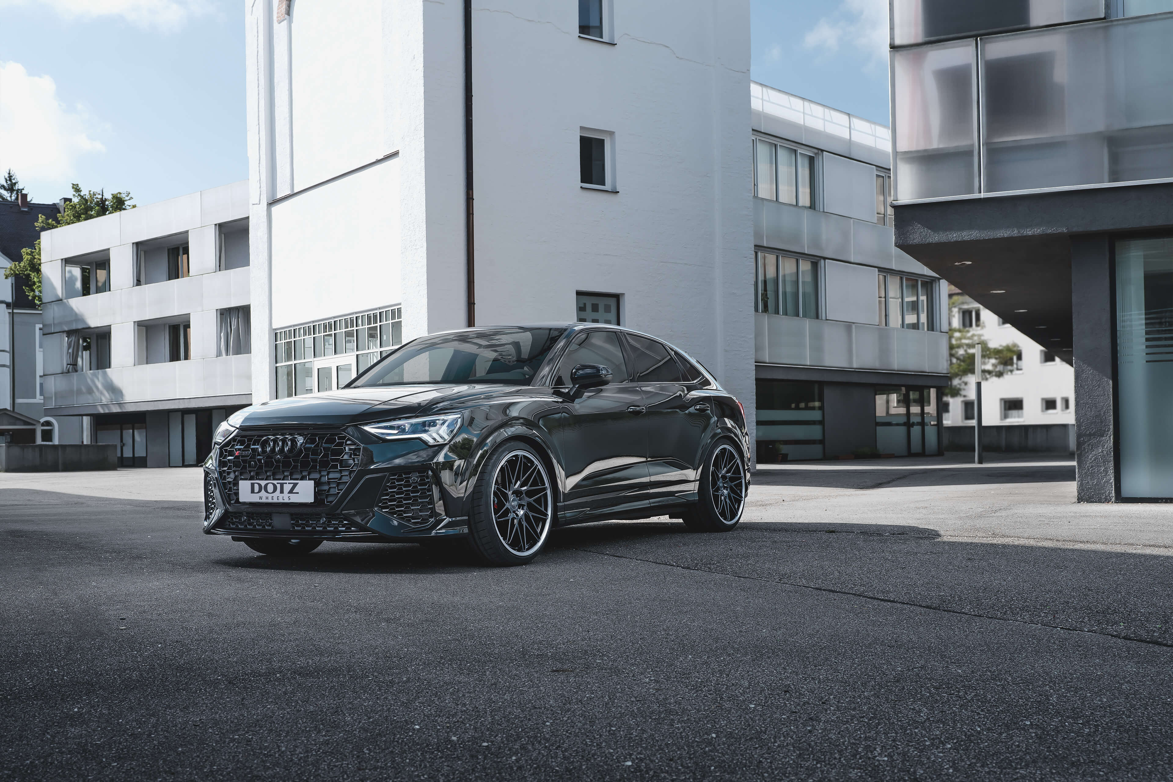 DOTZ Tanaka dark Audi RSQ3 frontal