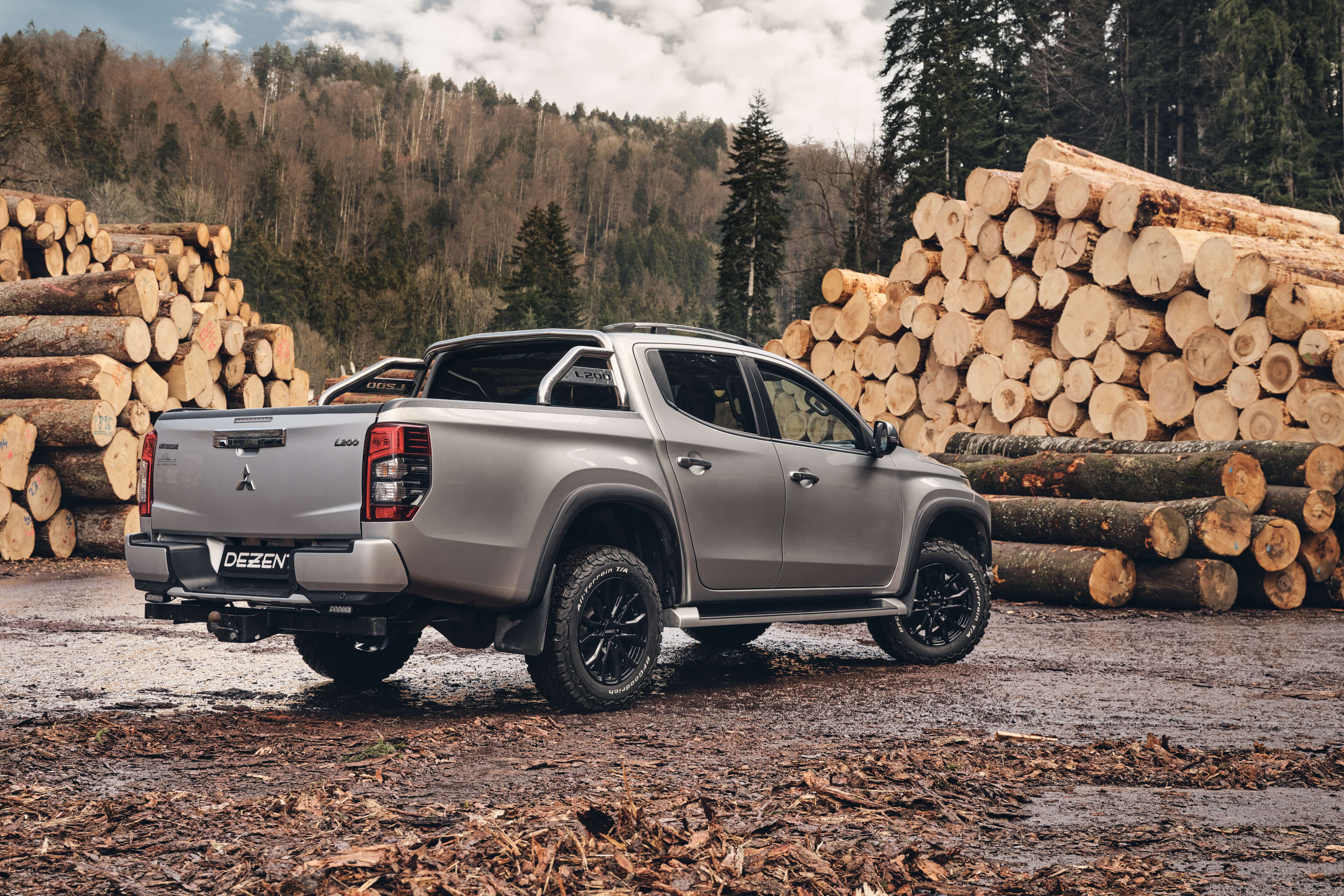 DEZENT KC black Mitsubishi L200 Heck