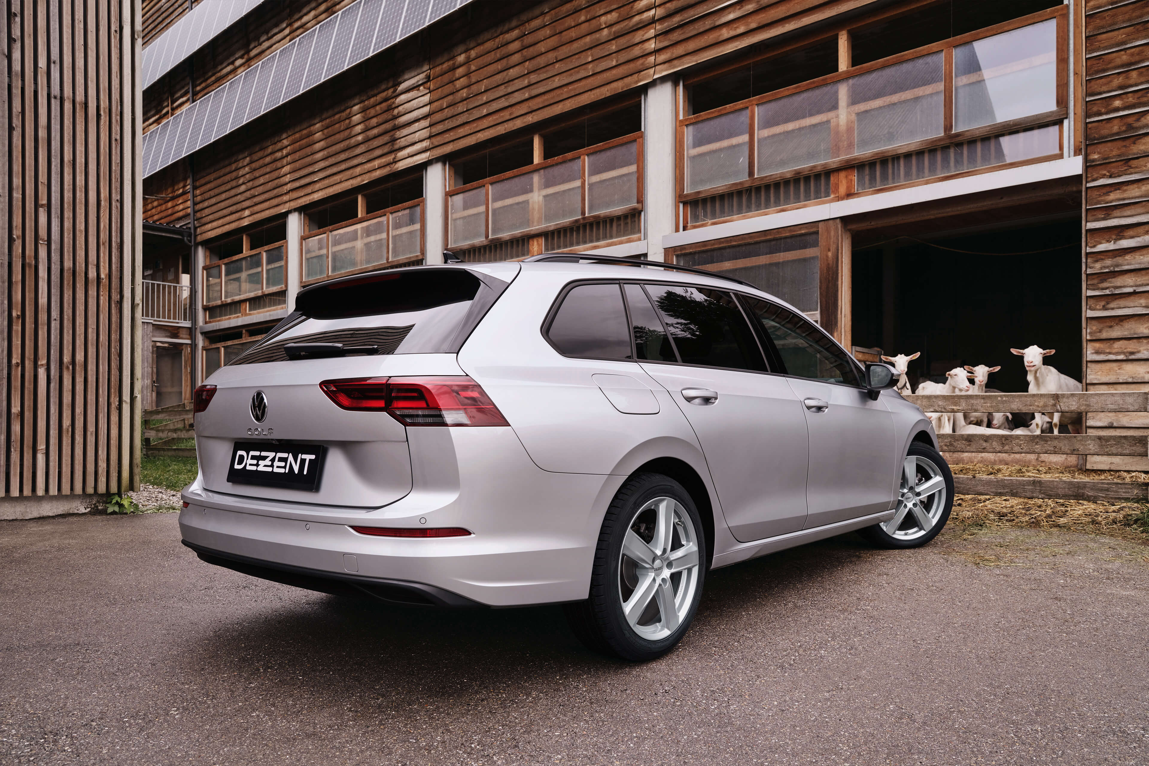 DEZENT TU silver VW Golf8 Heck