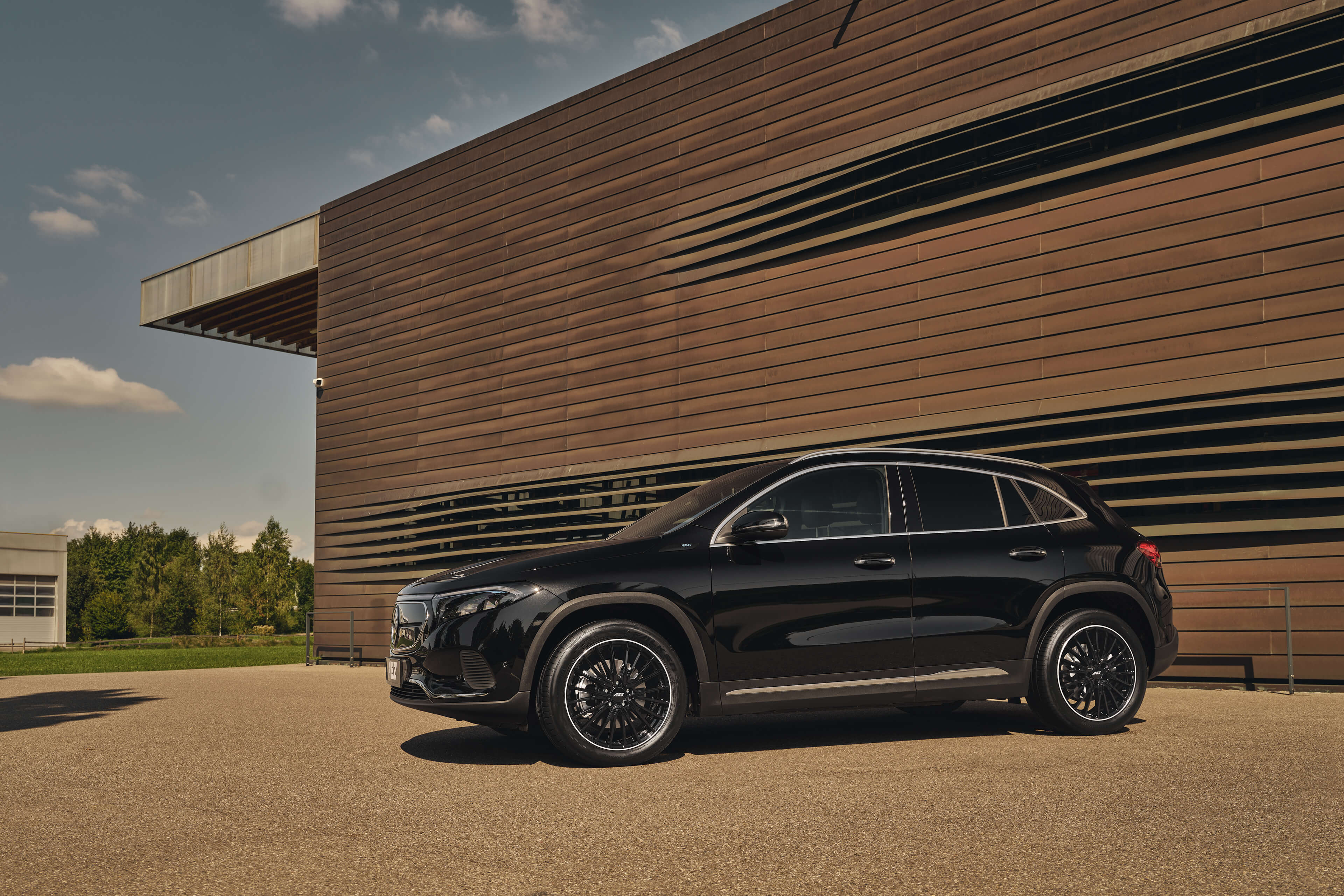 AEZ Berlin black Mercedes EQA Seite