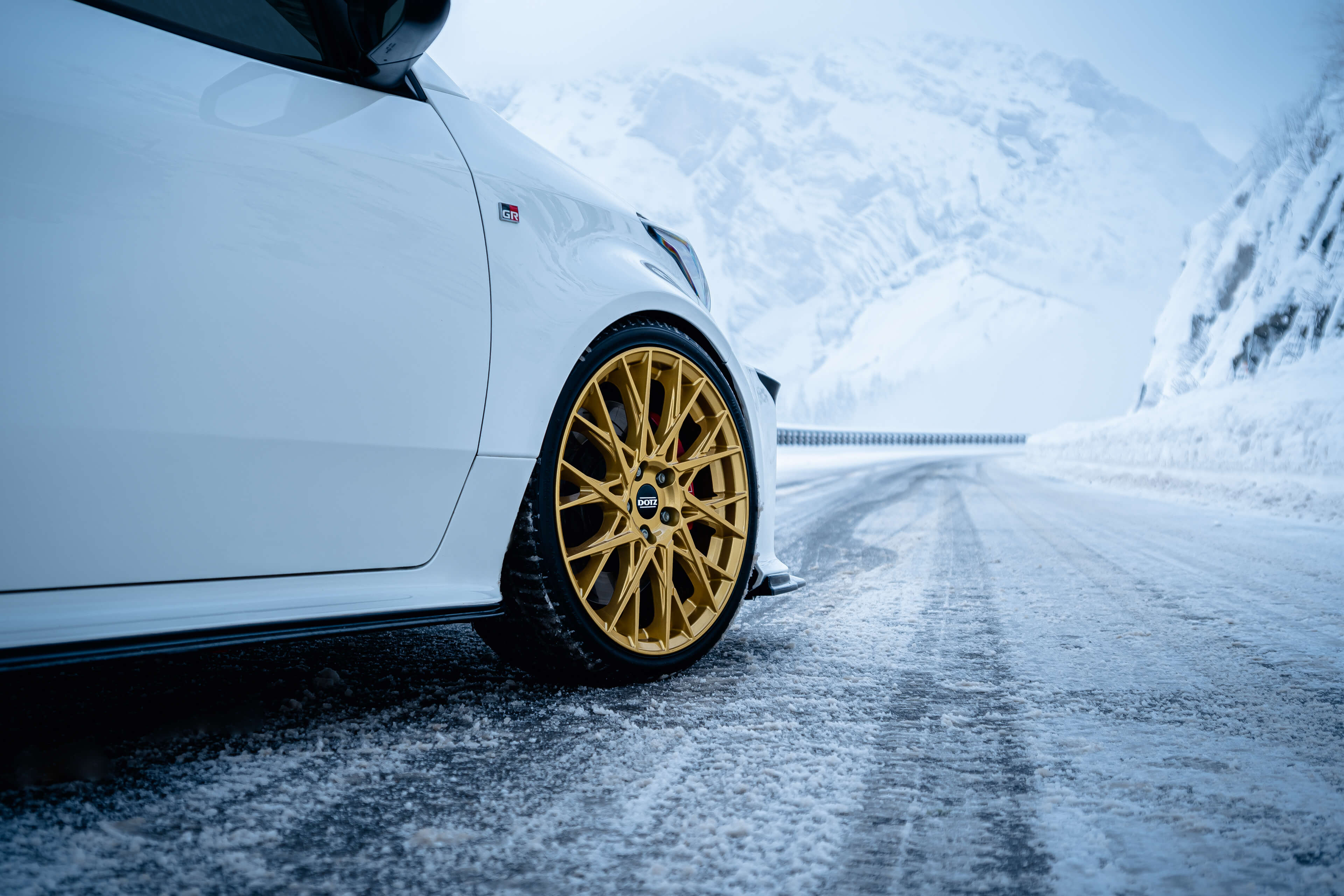 DOTZ Fuji gold Toyota Yaris GR Nahaufnahme