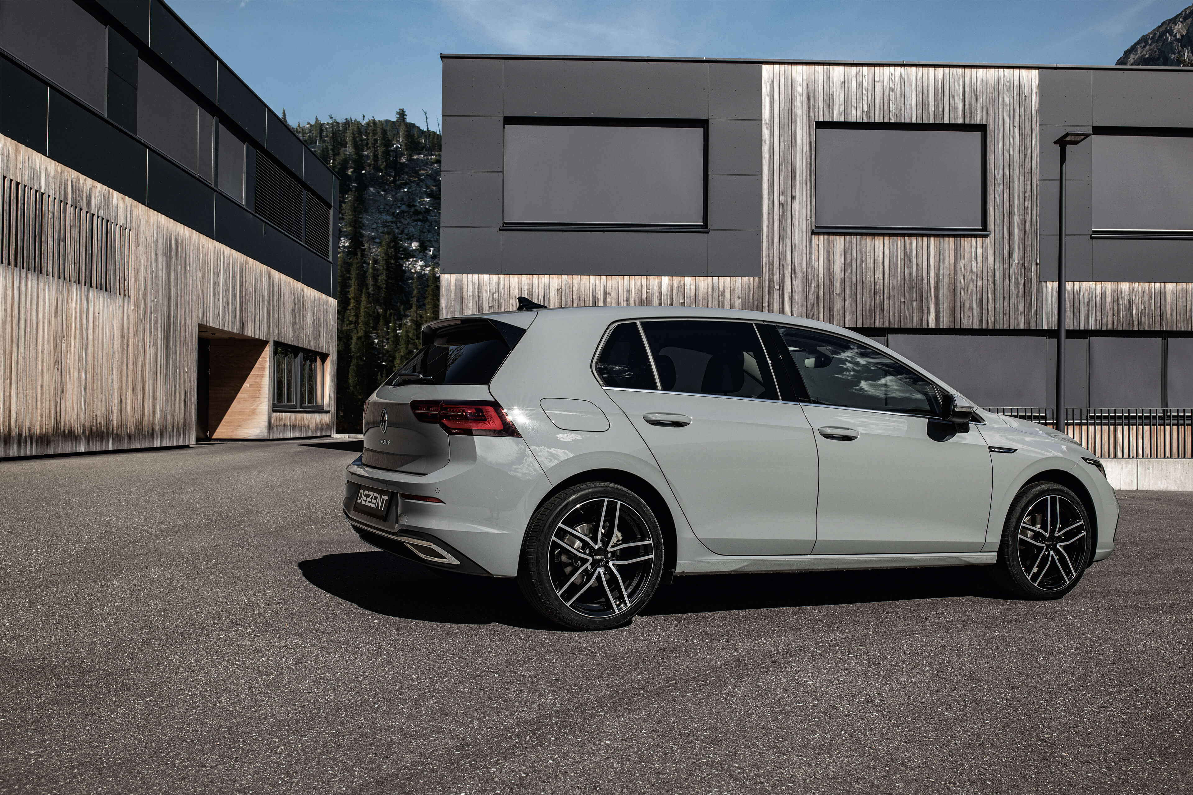 DEZENT TR dark Golf8 Heck