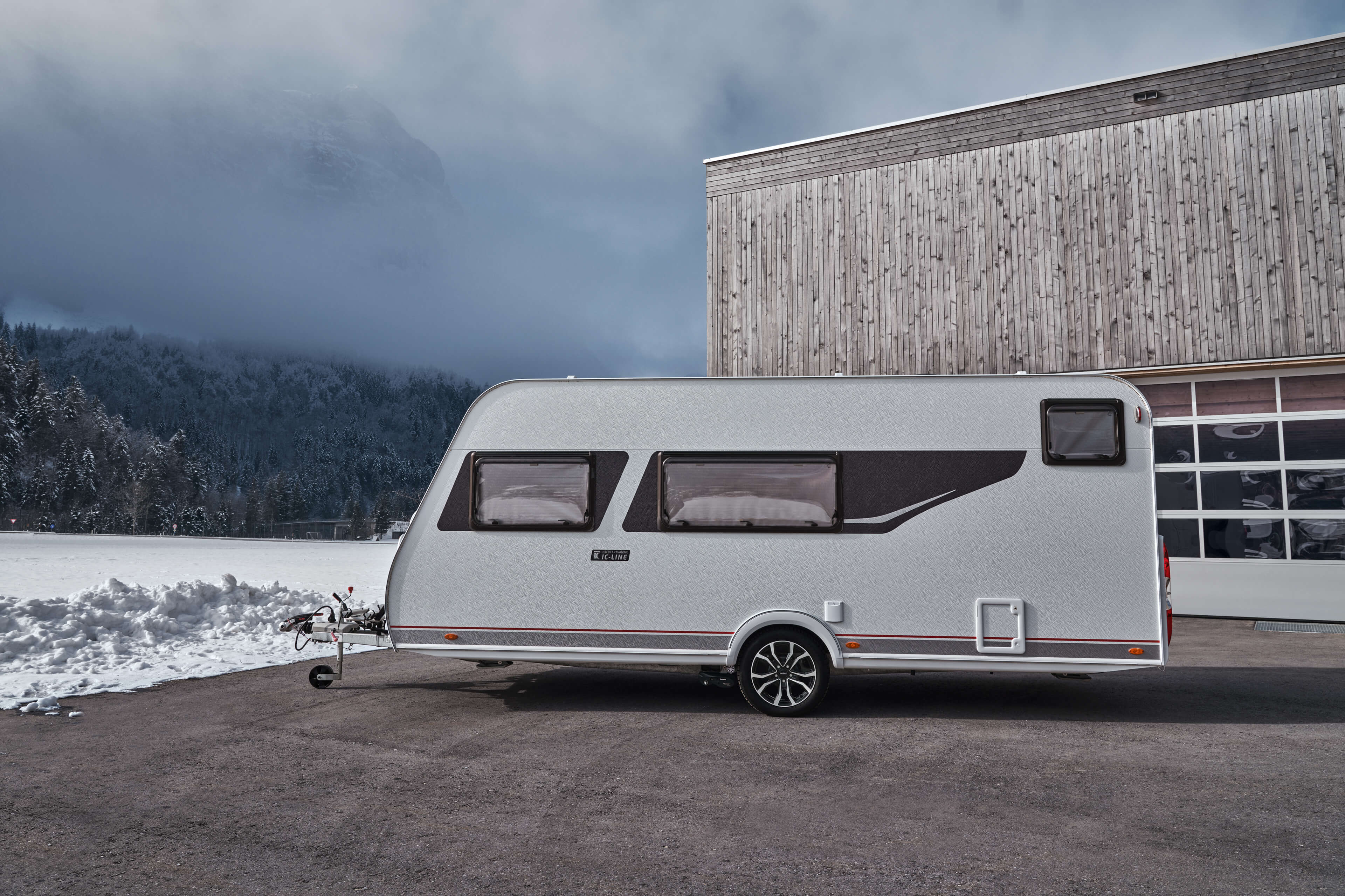 DEZENT TV-Trailer dark Caravan Seite