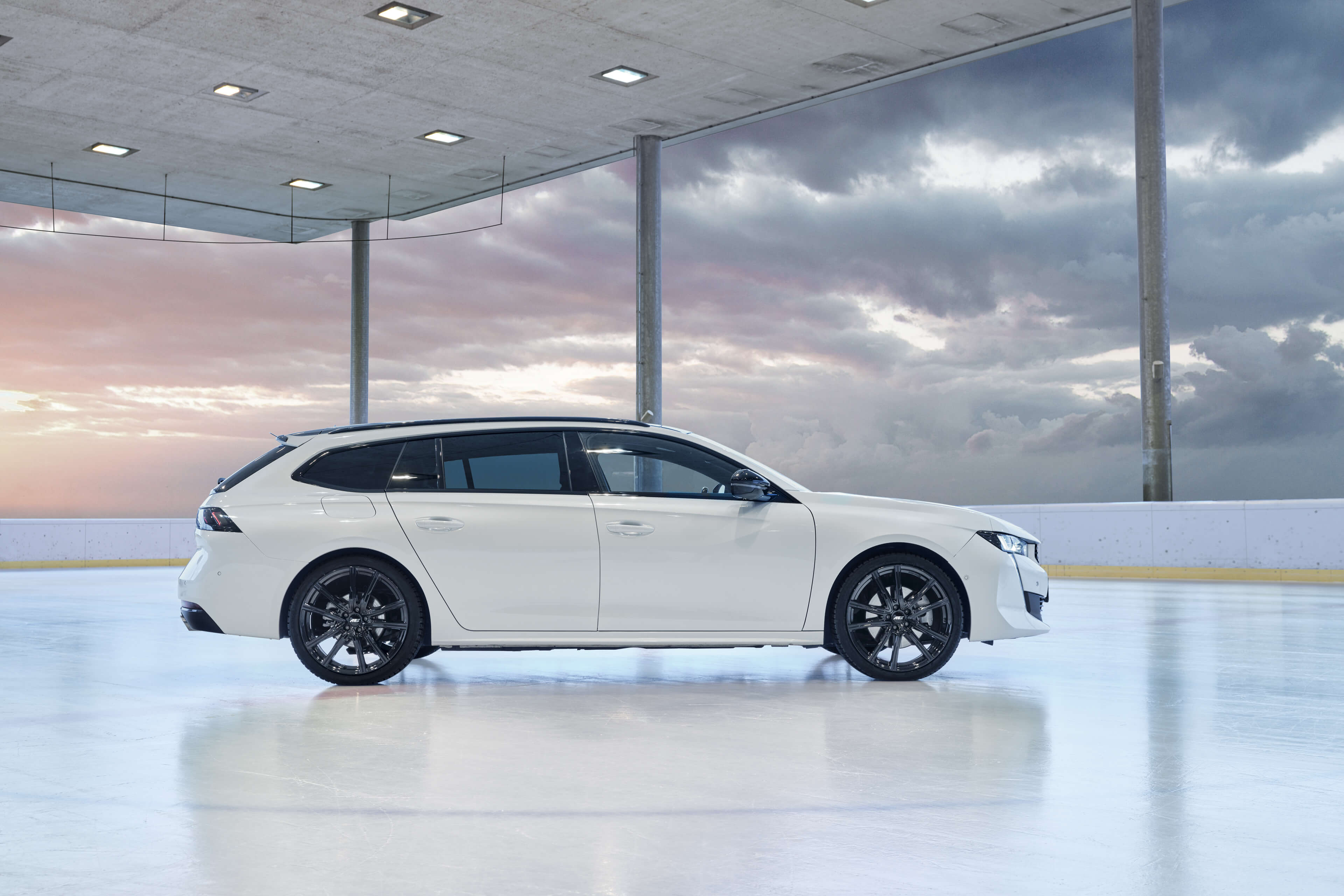 AEZ Montreal black Peugeot 508 SW Seite