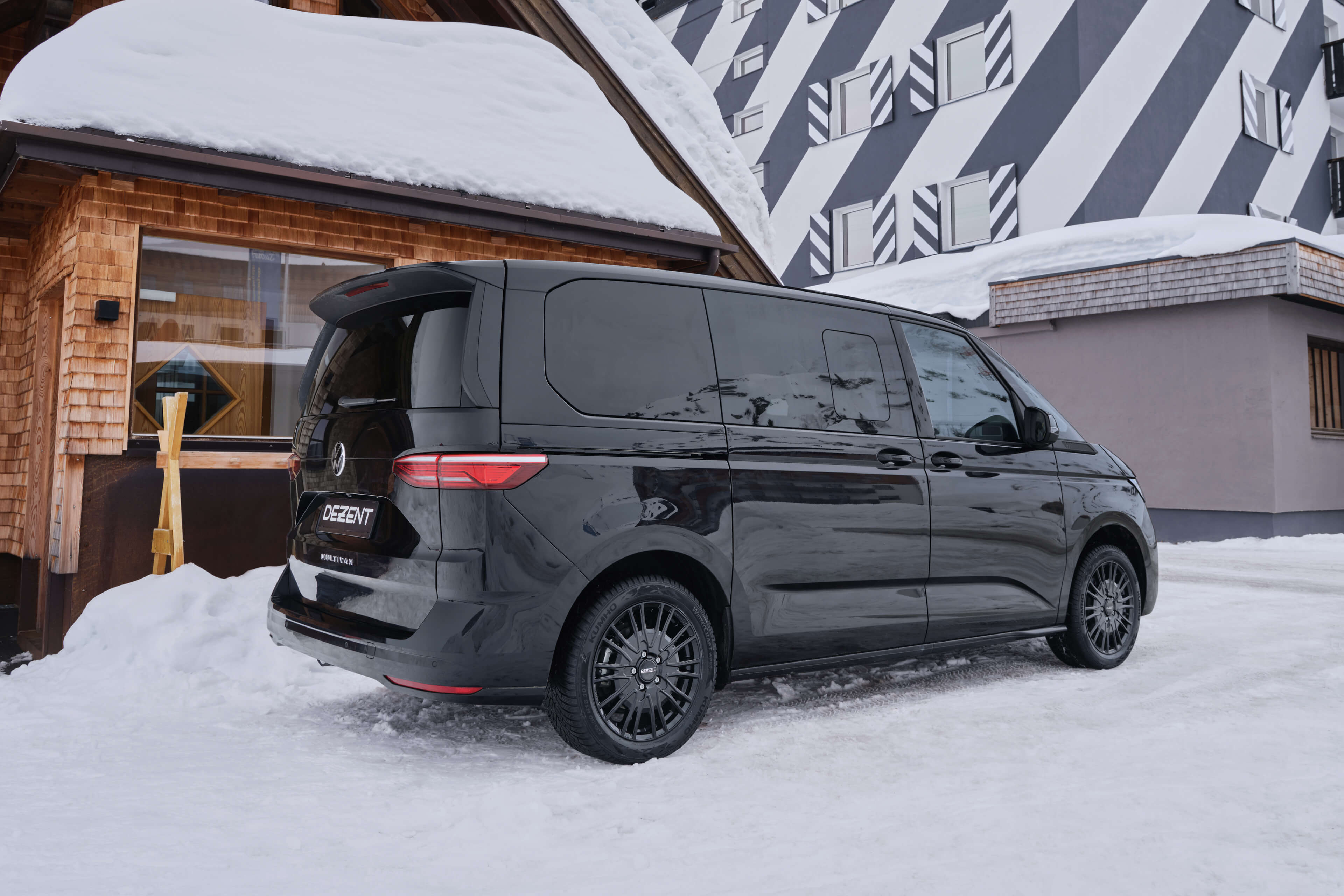 DEZENT KE black VW T7 Heck