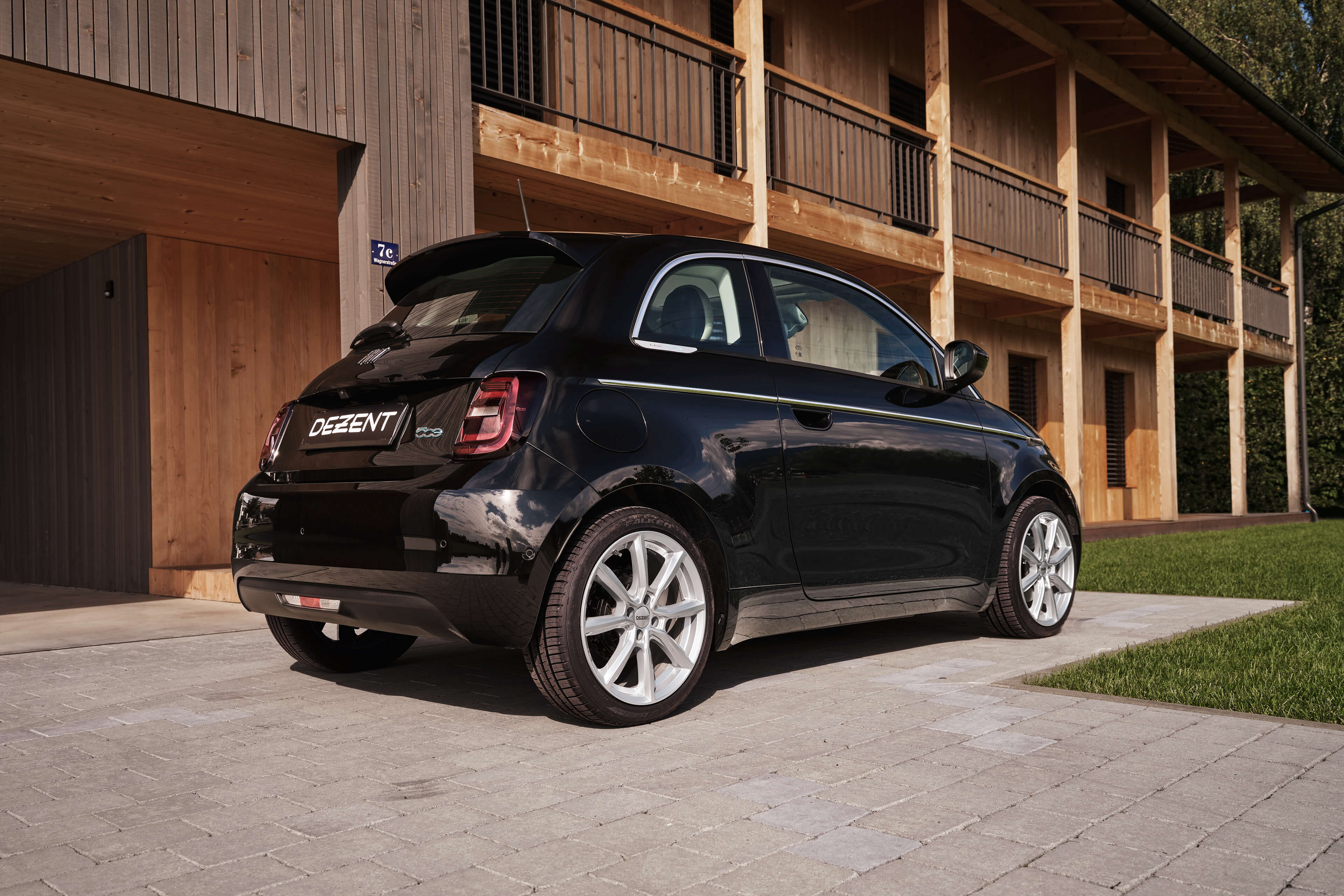 DEZENT TN silver Fiat 500e Heck