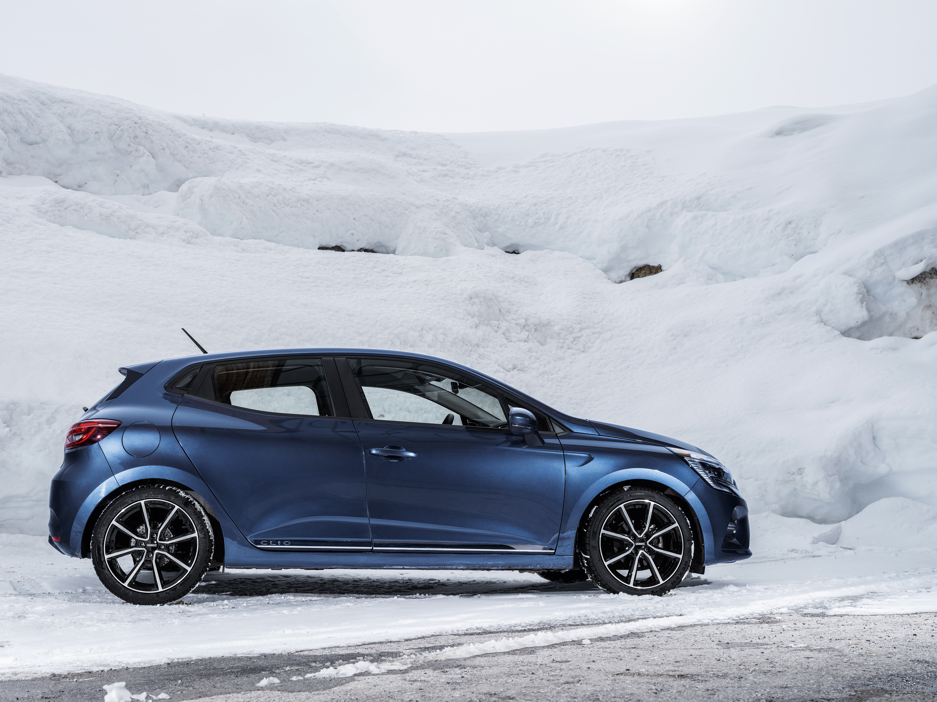 DEZENT TN Dark auf Renault Clio