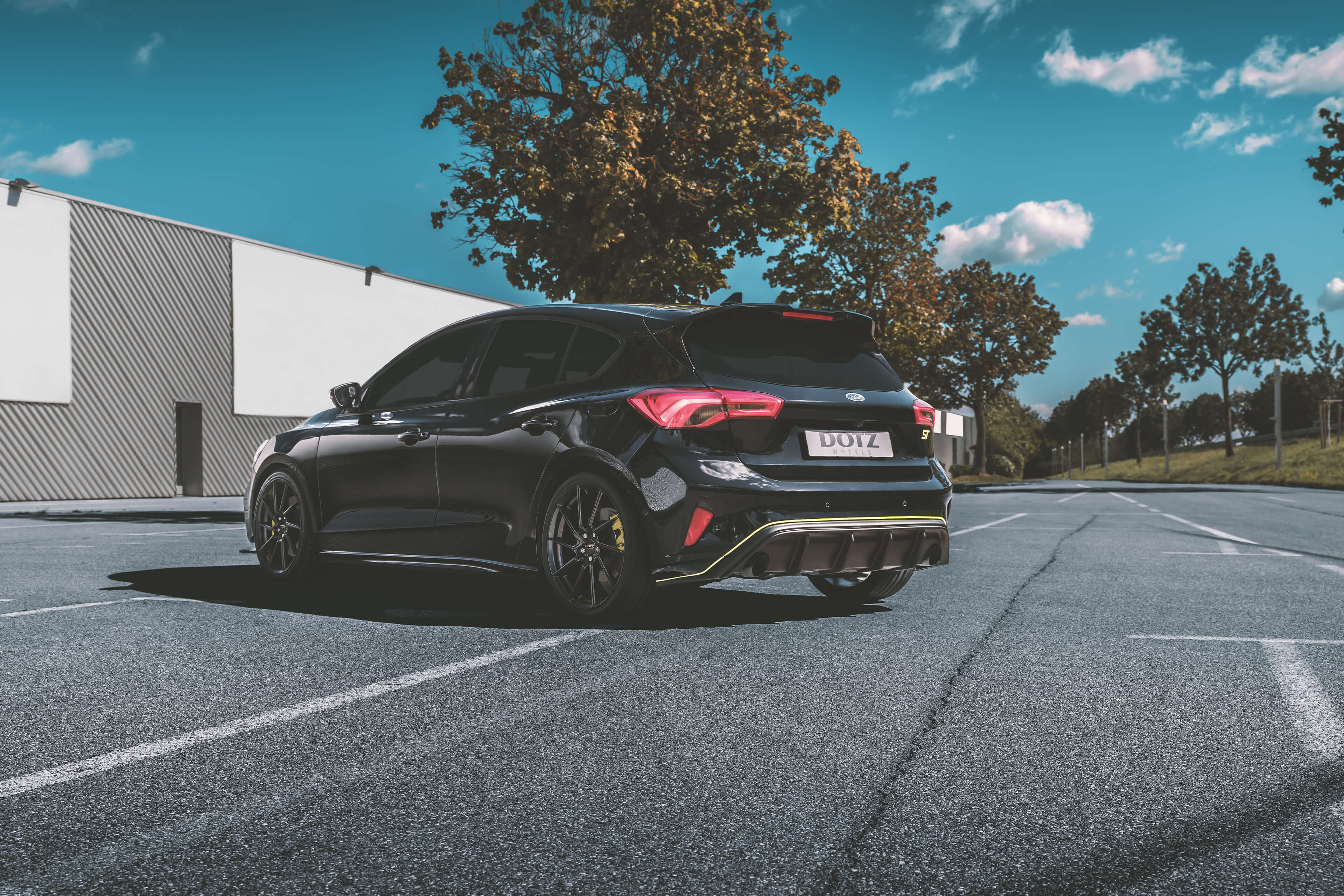 DOTZ Spa black auf Ford Focus