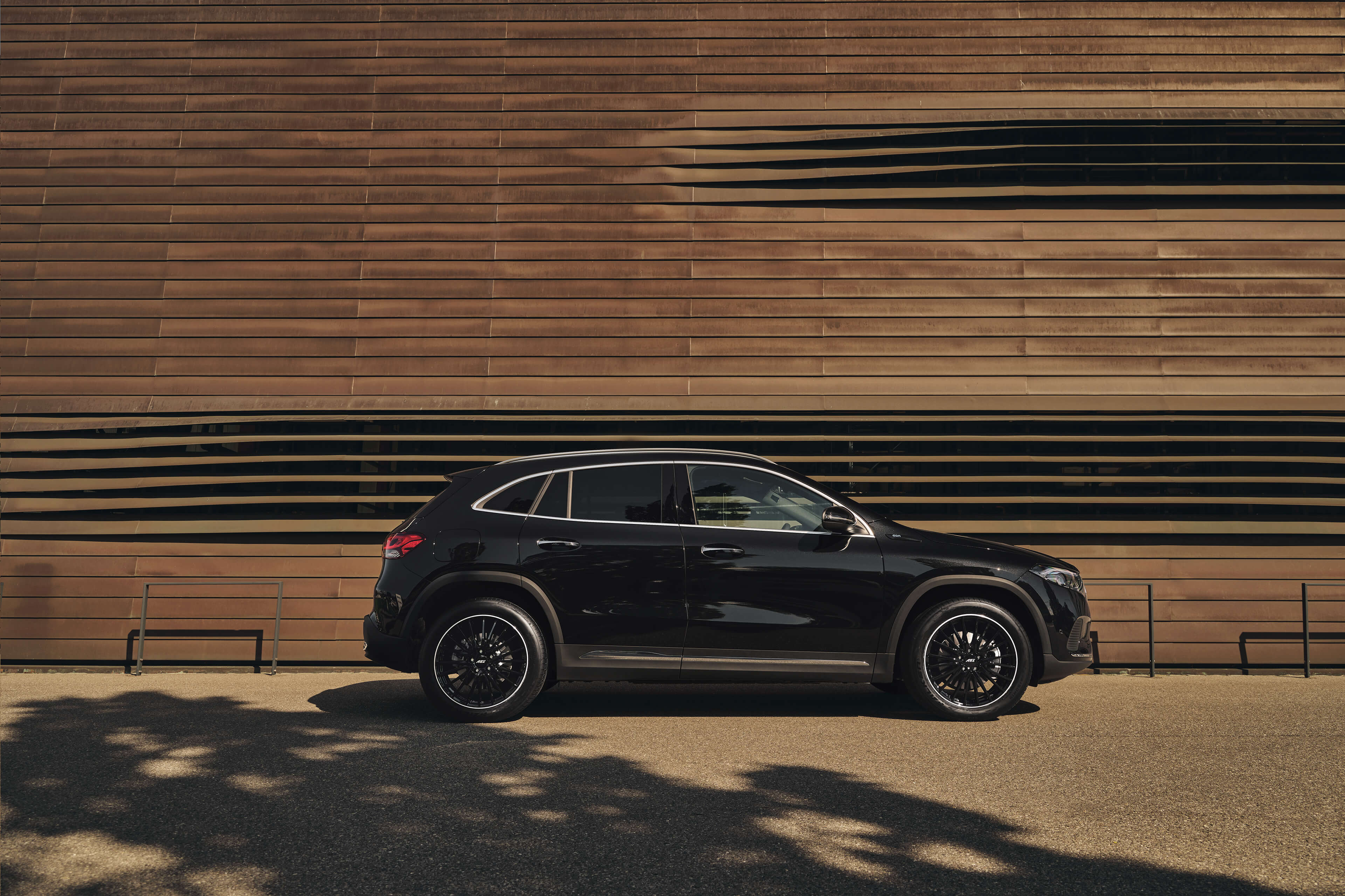 AEZ Berlin black Mercedes EQA Seite