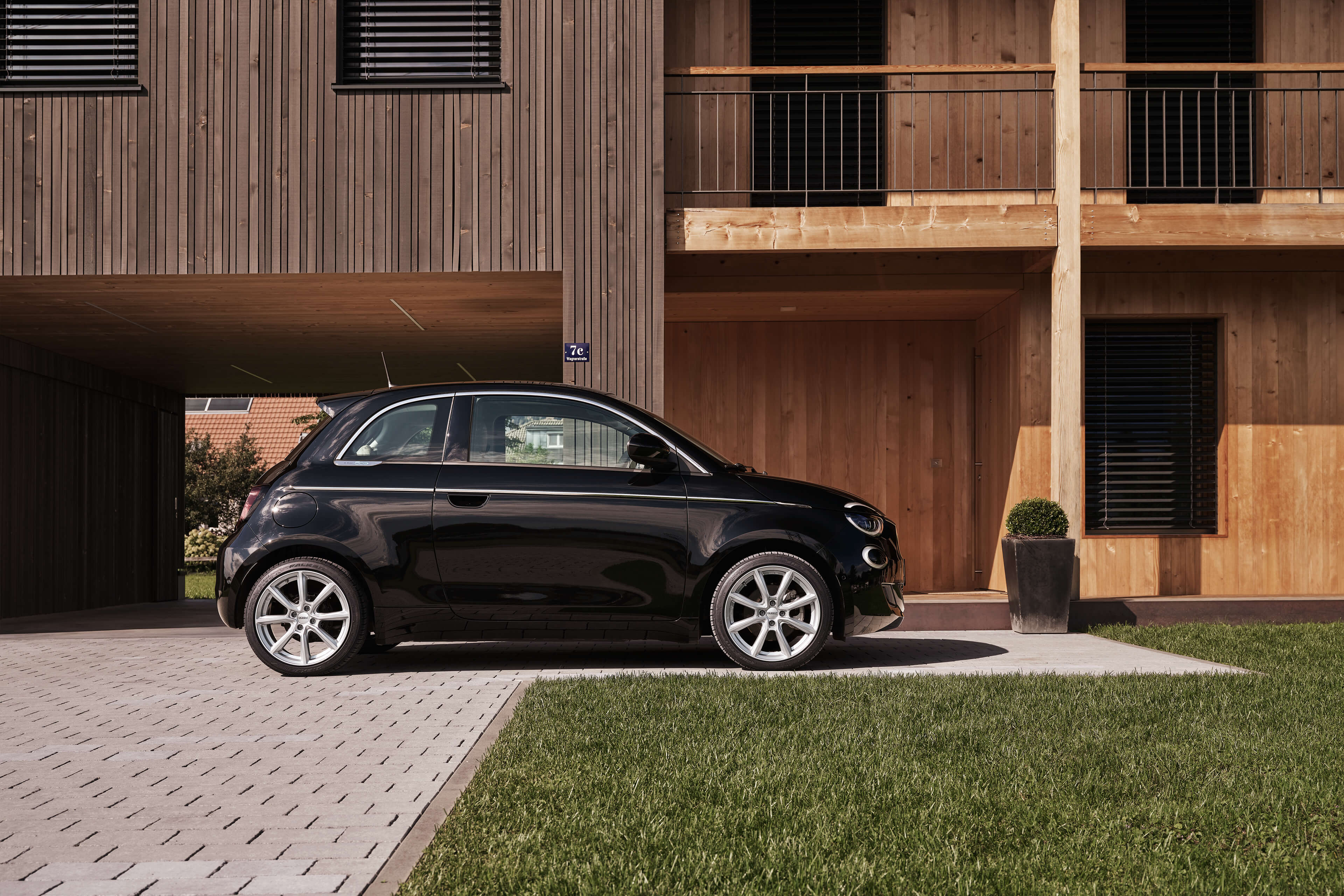 DEZENT TN silver Fiat 500e Seite