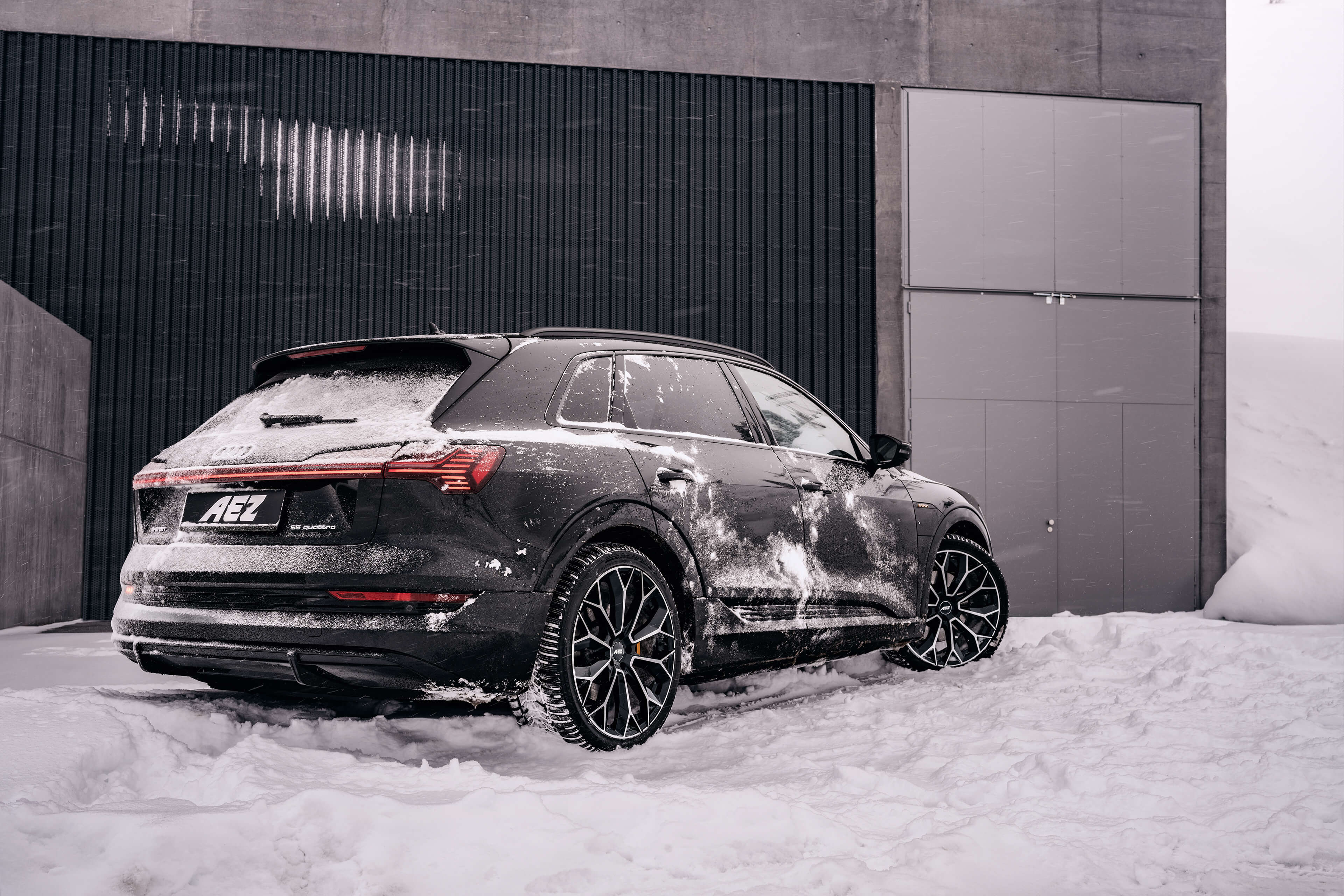 AEZ Leipzig dark Audi e-tron Heck