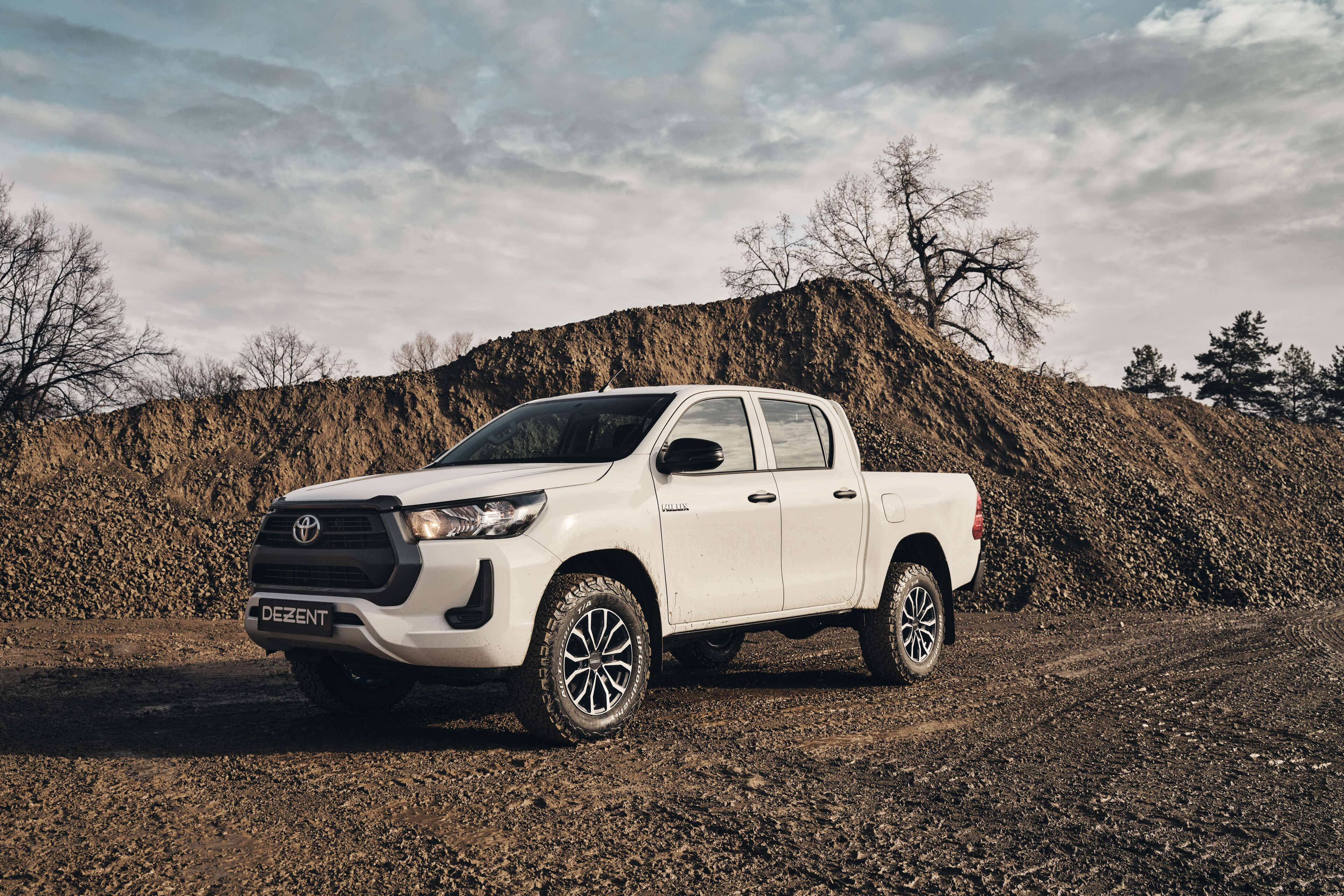 DEZENT KC dark Toyota Hilux Front