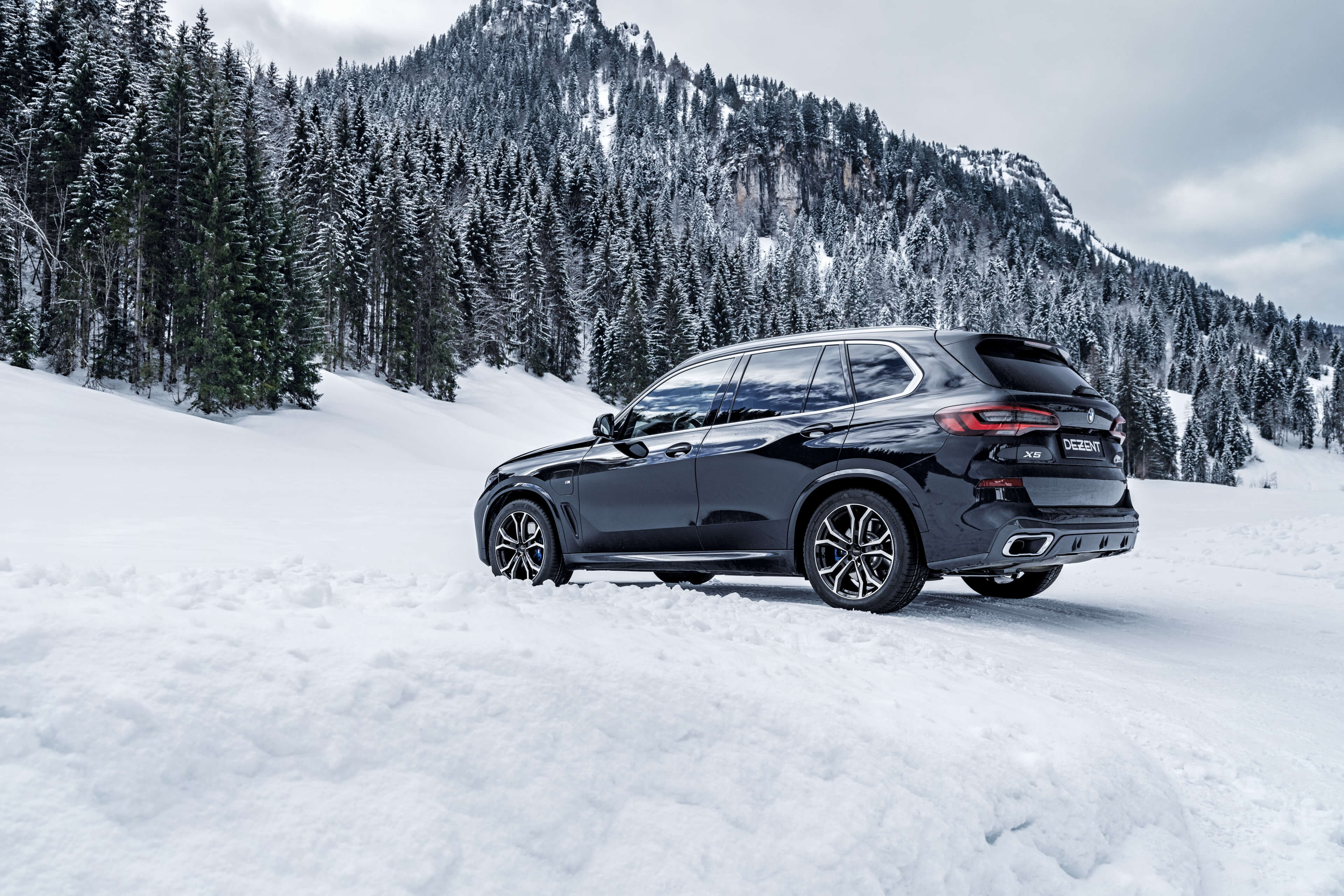 DEZENT TV dark BMW X5 Heck