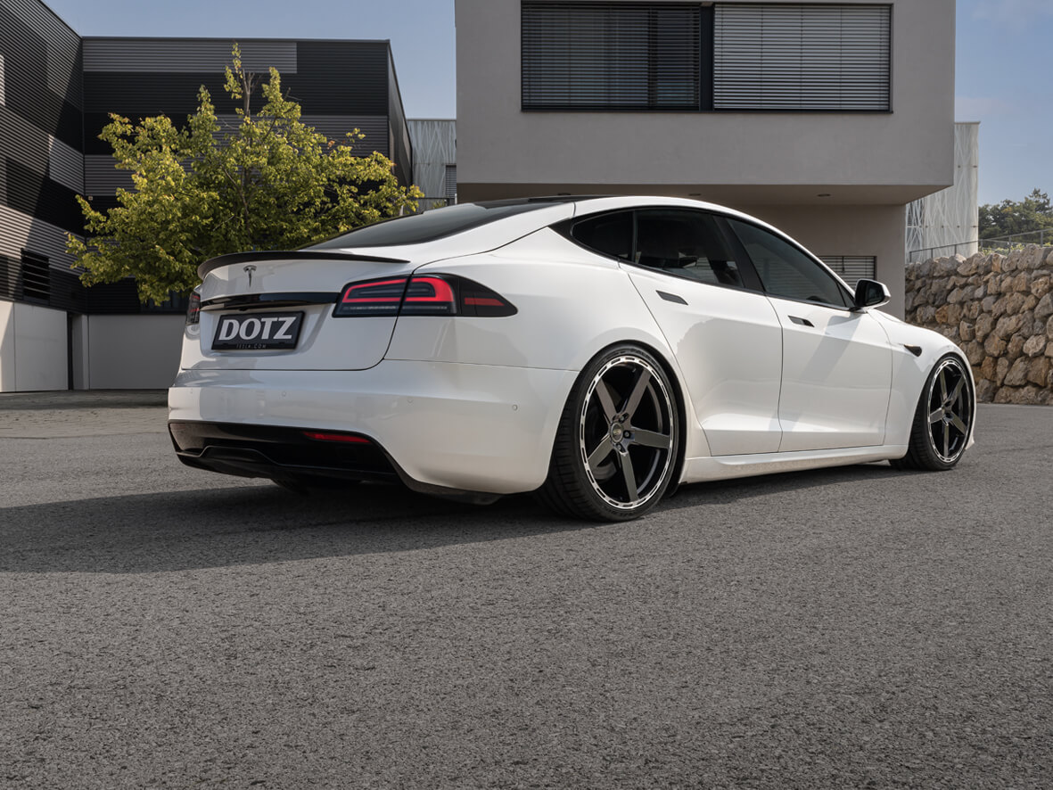 DOTZ Marinabay Dark Tesla Model S Plaid Imagepic03