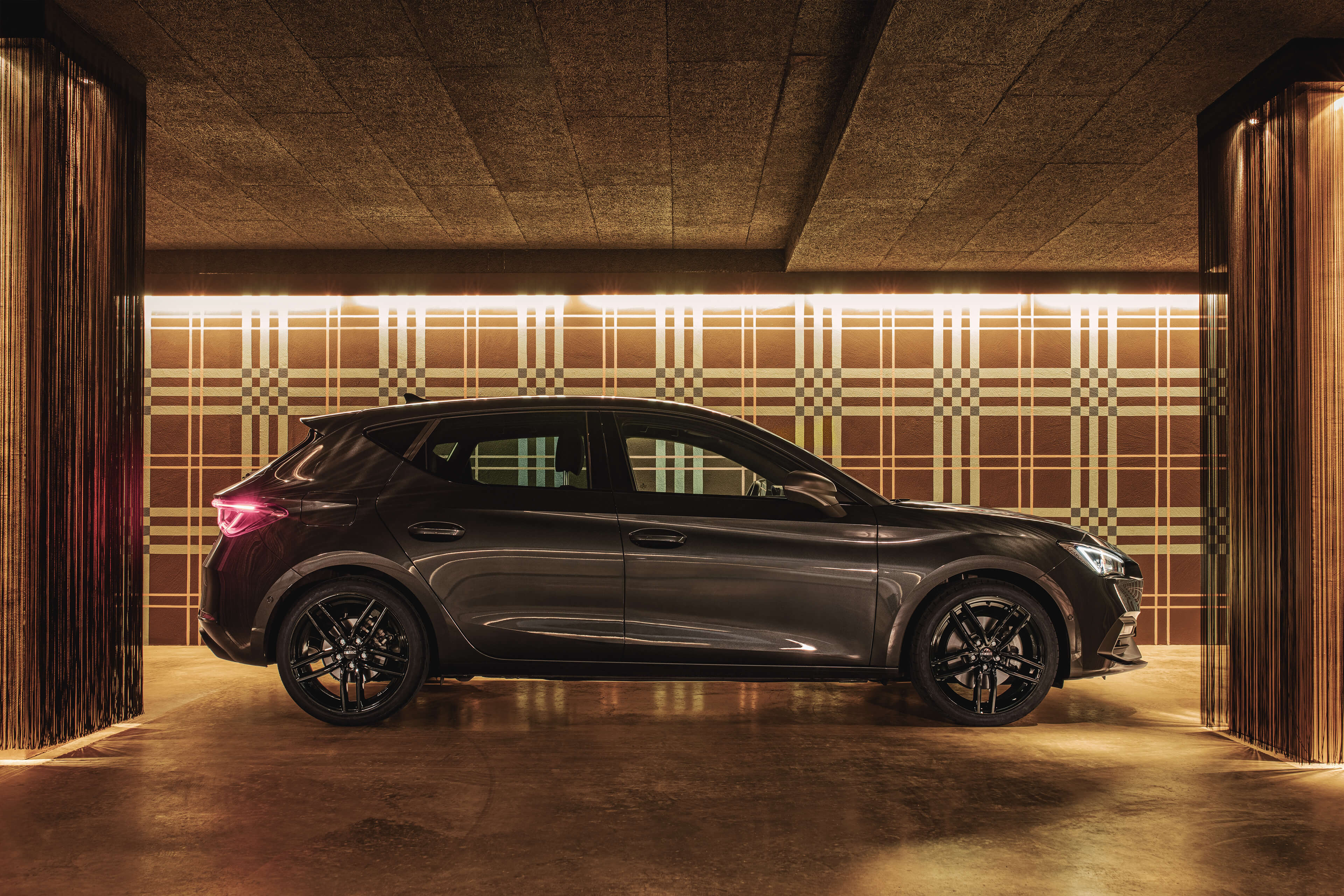 DEZENT TR black Seat Leon Seite