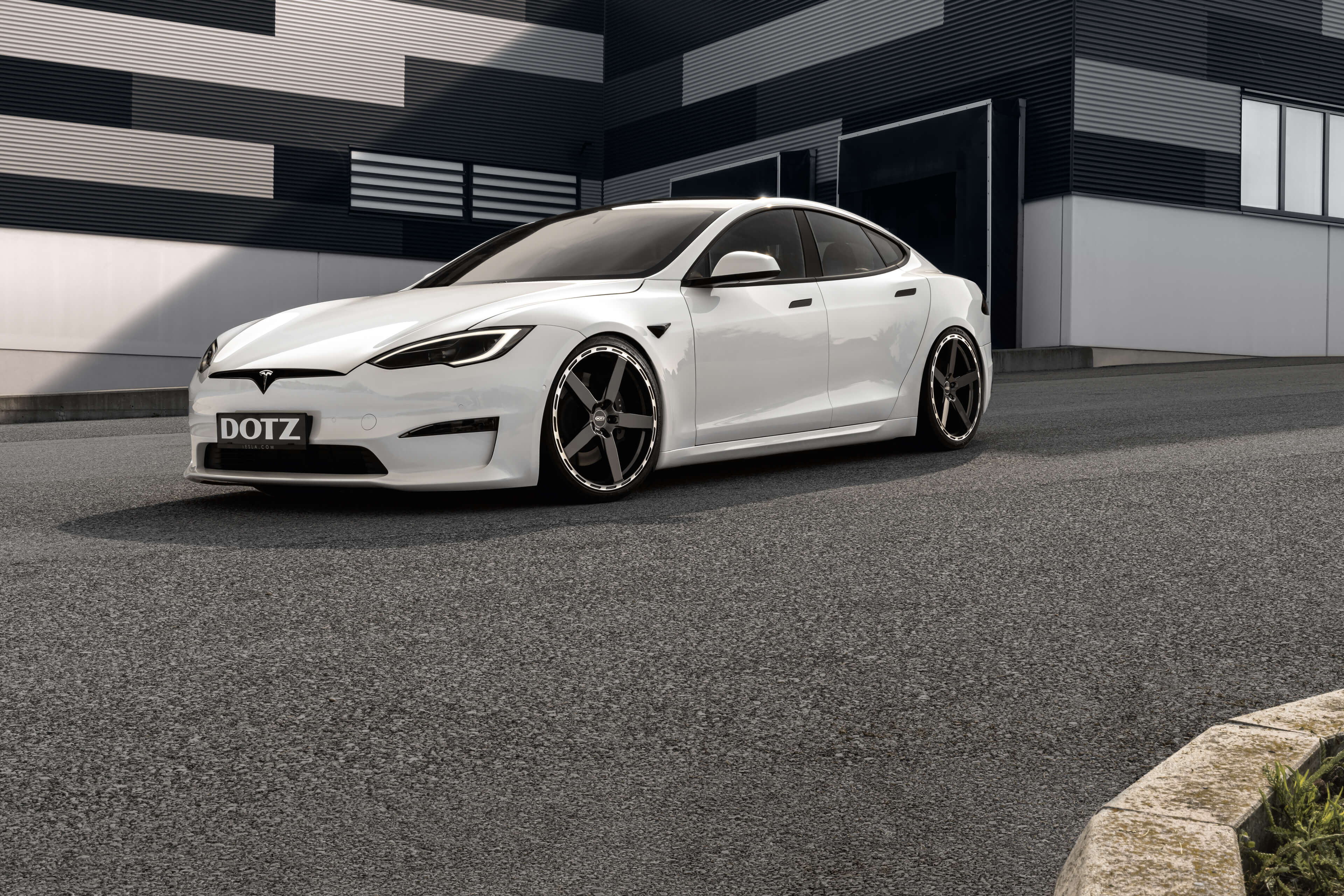 DOTZ MarinaBay dark Tesla Model S Plaid frontal