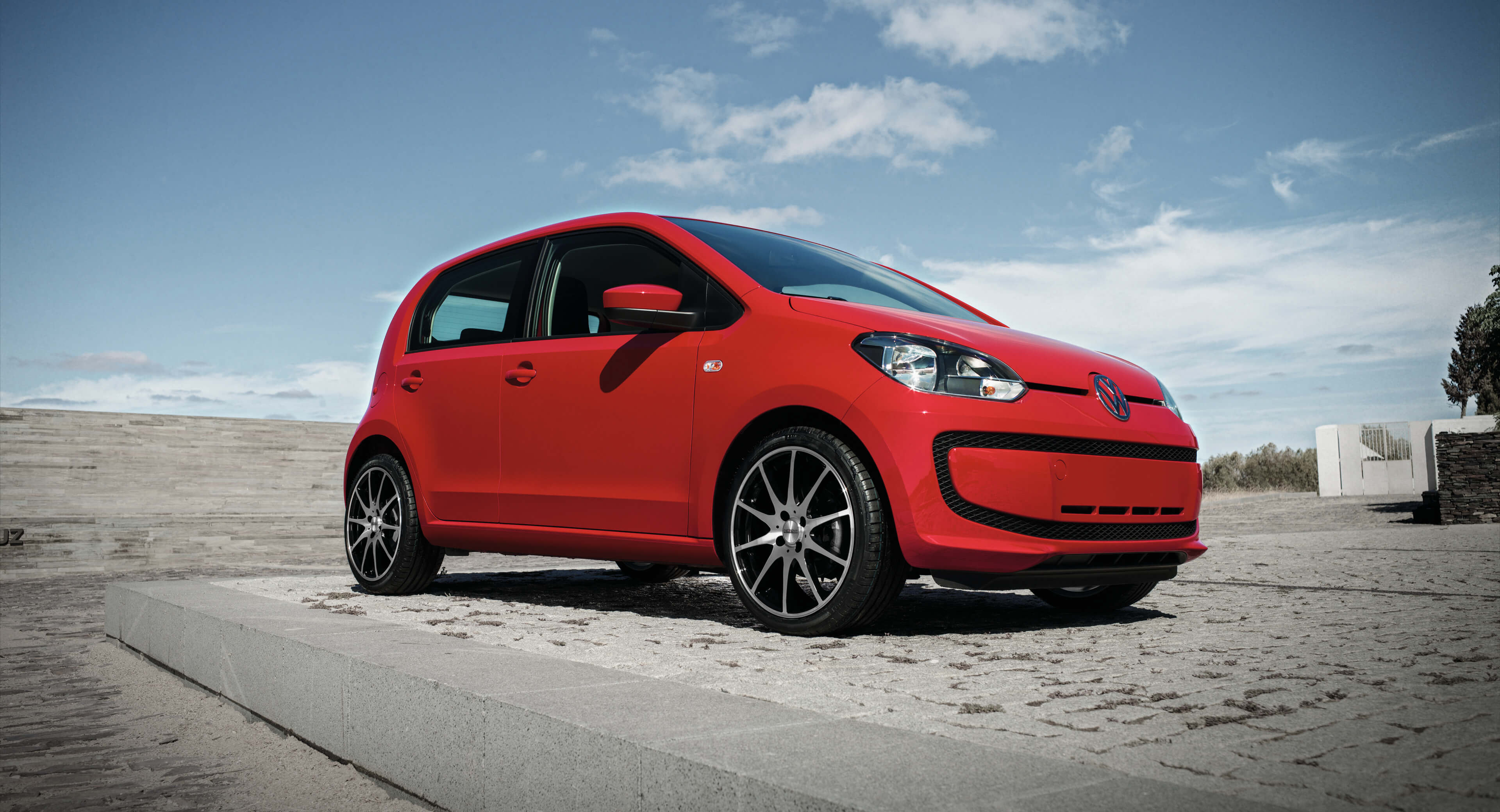 VW Up! DEZENT TI dark Alurad schwarz polierte Frontoberfläche 