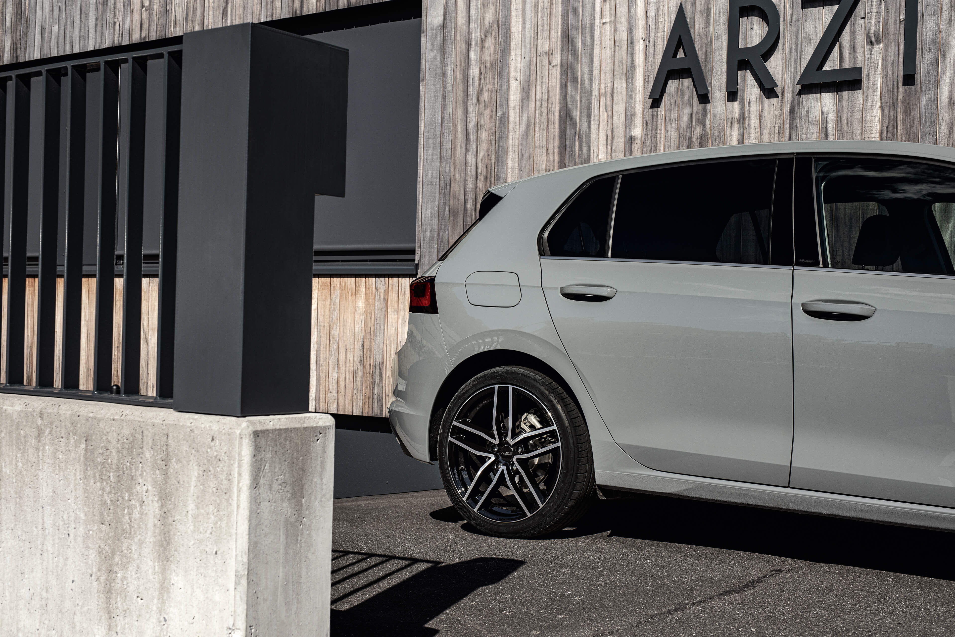 DEZENT TR dark Golf8 Heck