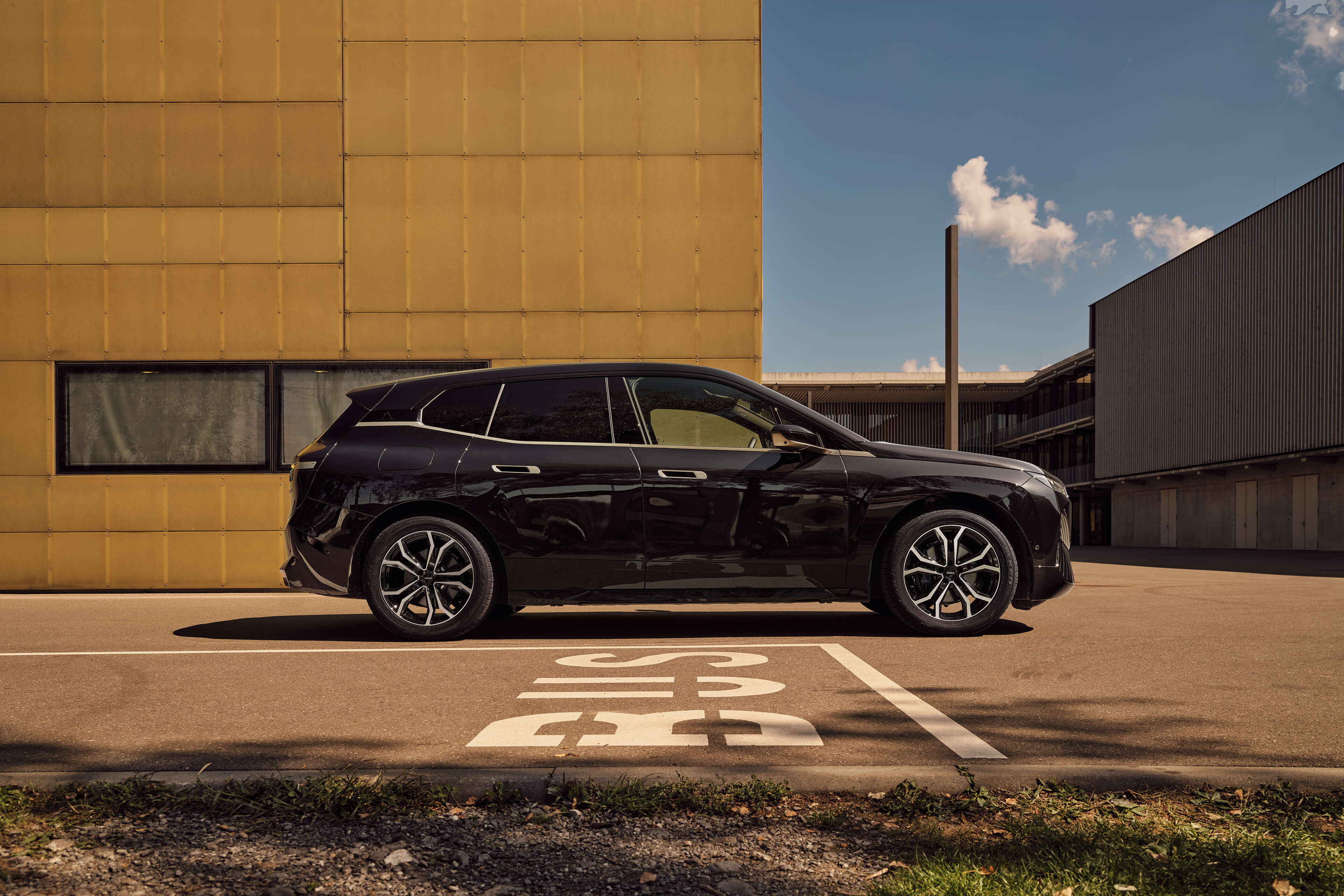 DEZENT TV dark BMW IX Seite