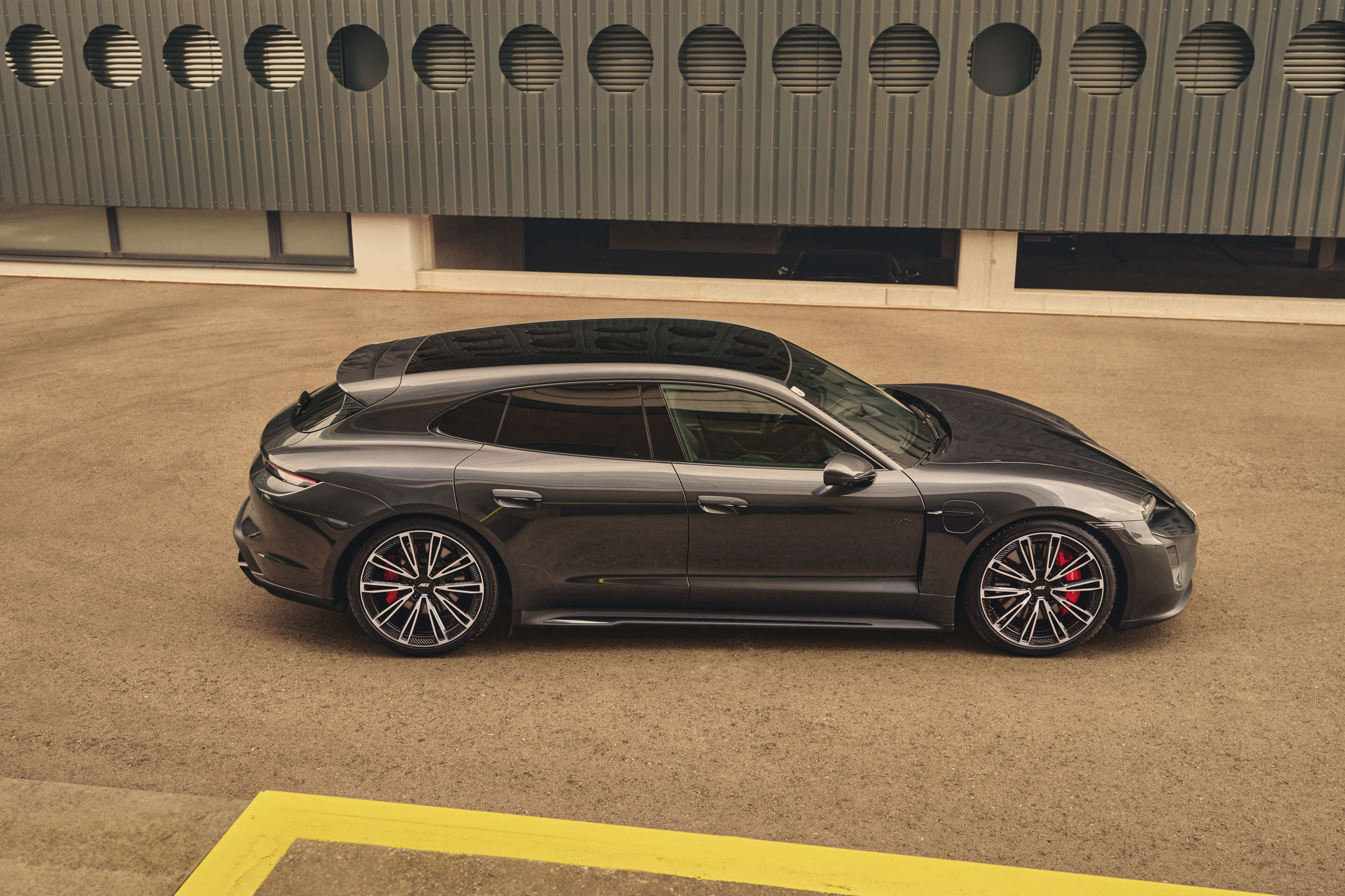 AEZ Alaska dark Porsche Taycan GTS Seite Sommer