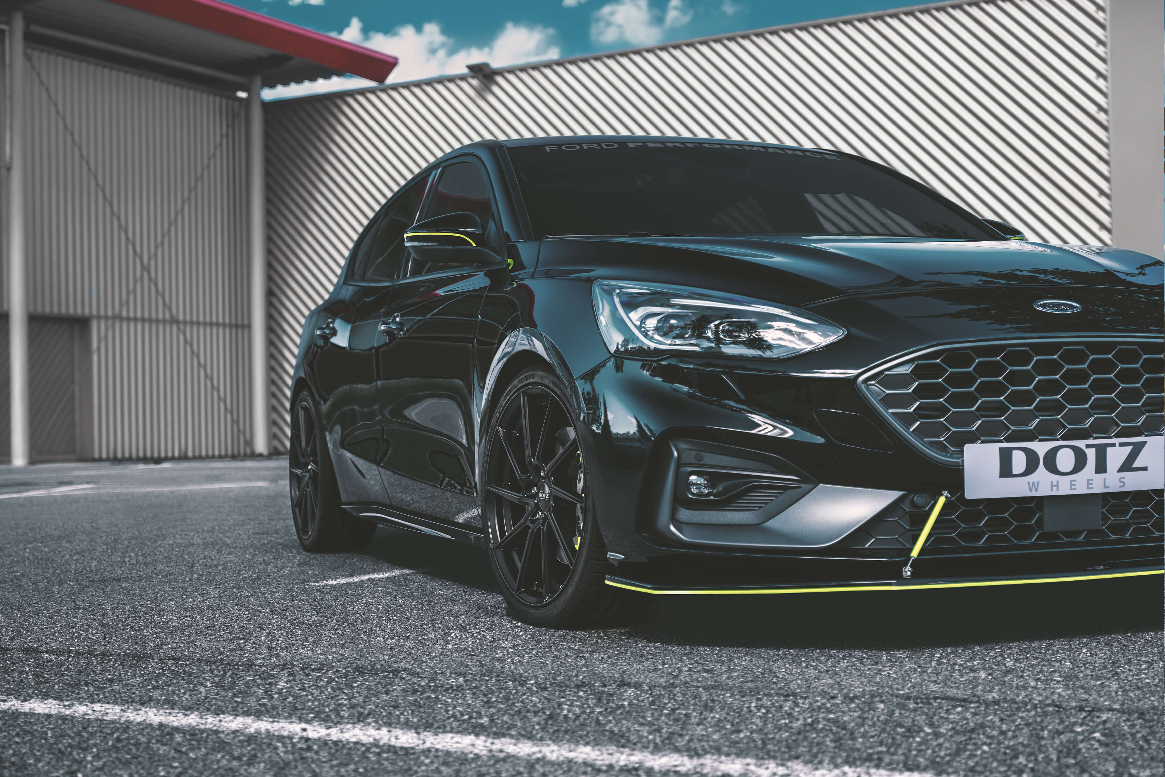 DOTZ Spa black auf Ford Focus