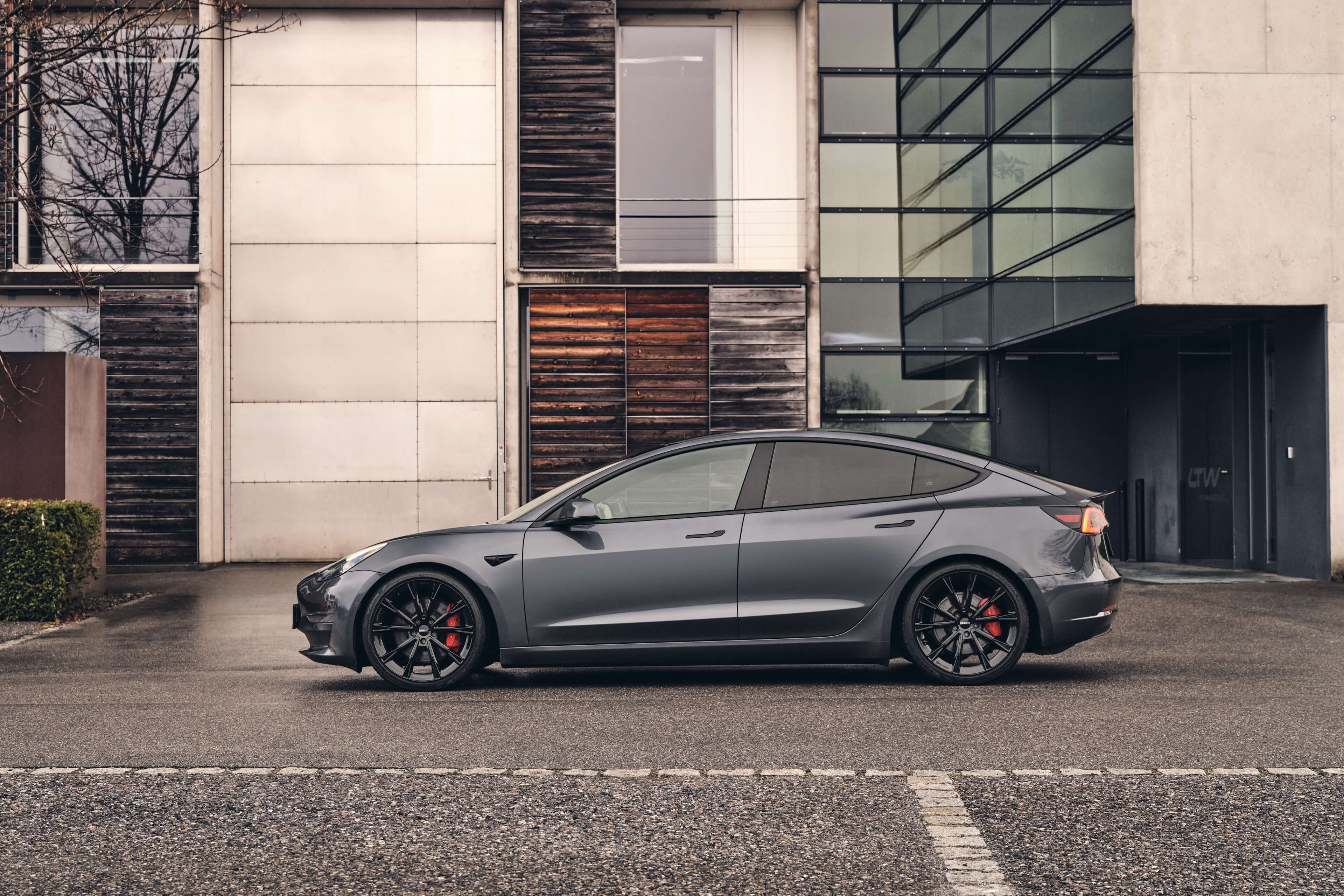 DEZENT AR black Tesla Model 3 Seite