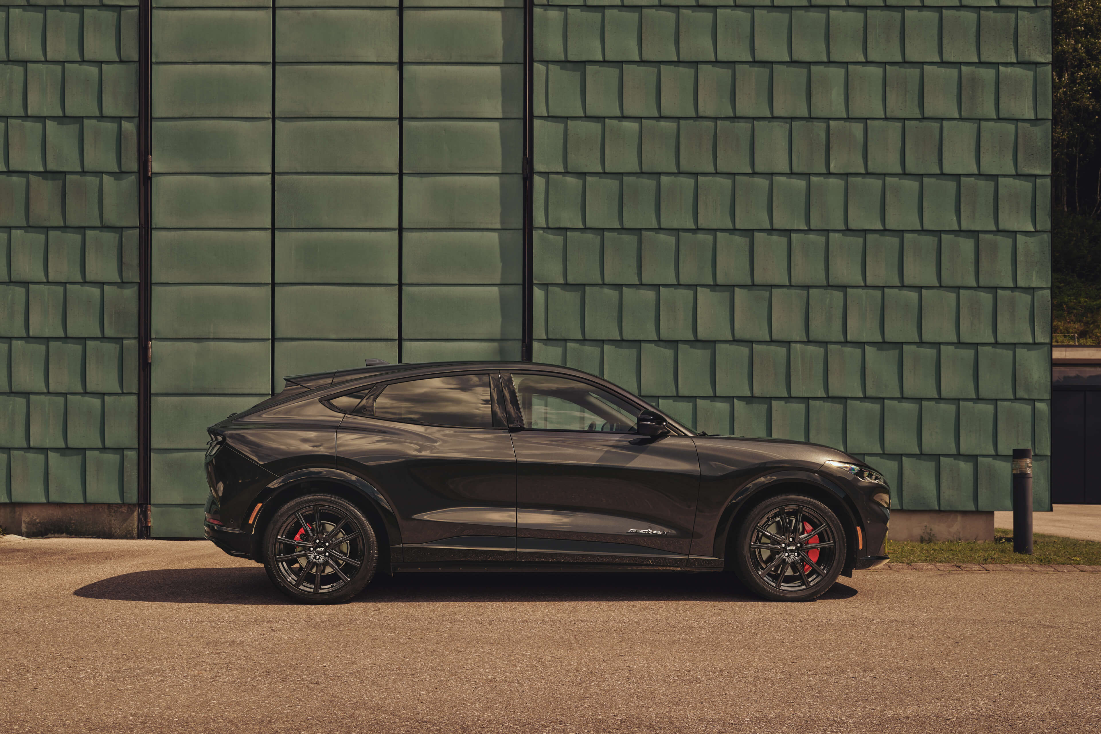 AEZ Montreal black Mustang Mach E Seite