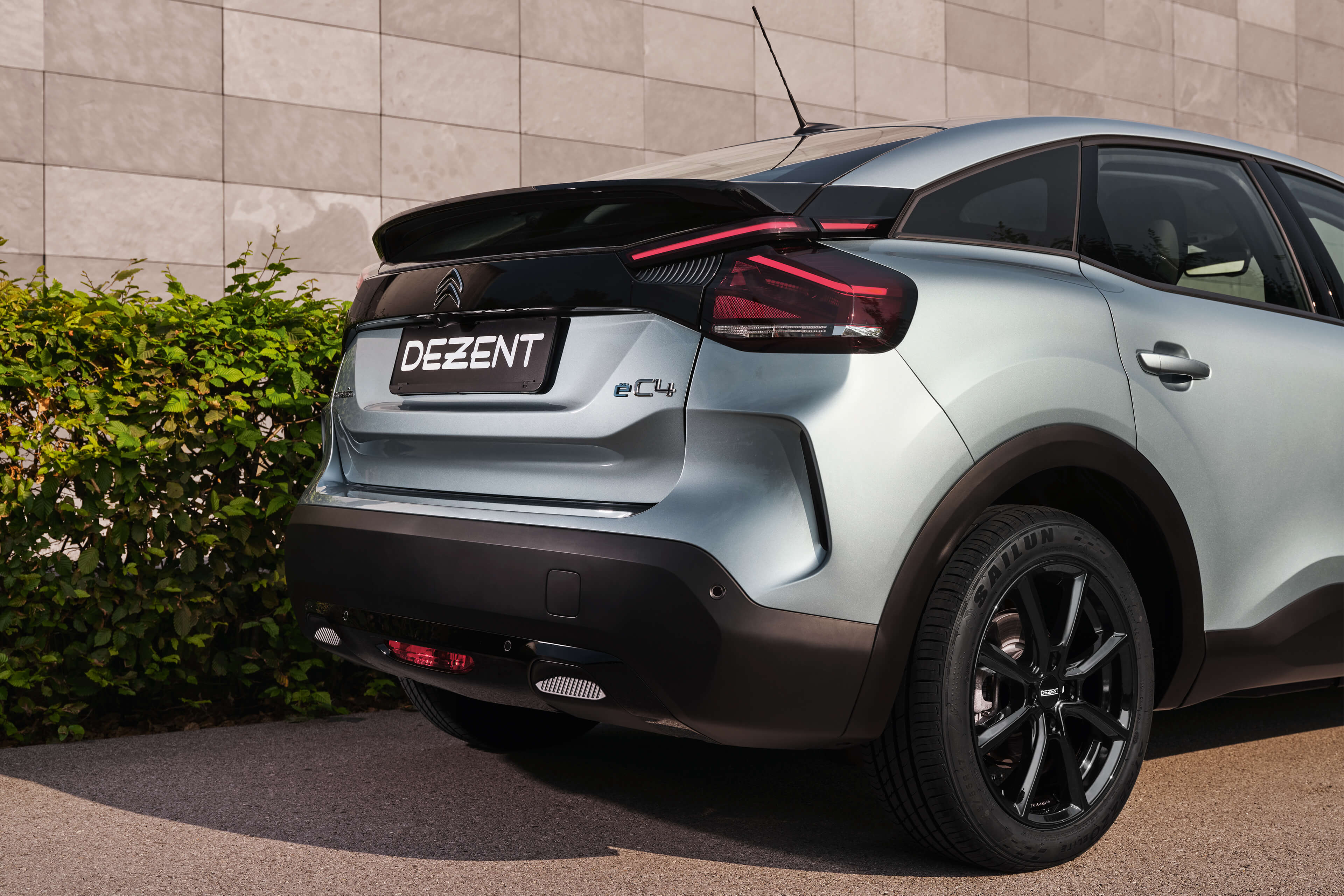 DEZENT TN black Citroen C4e Heck