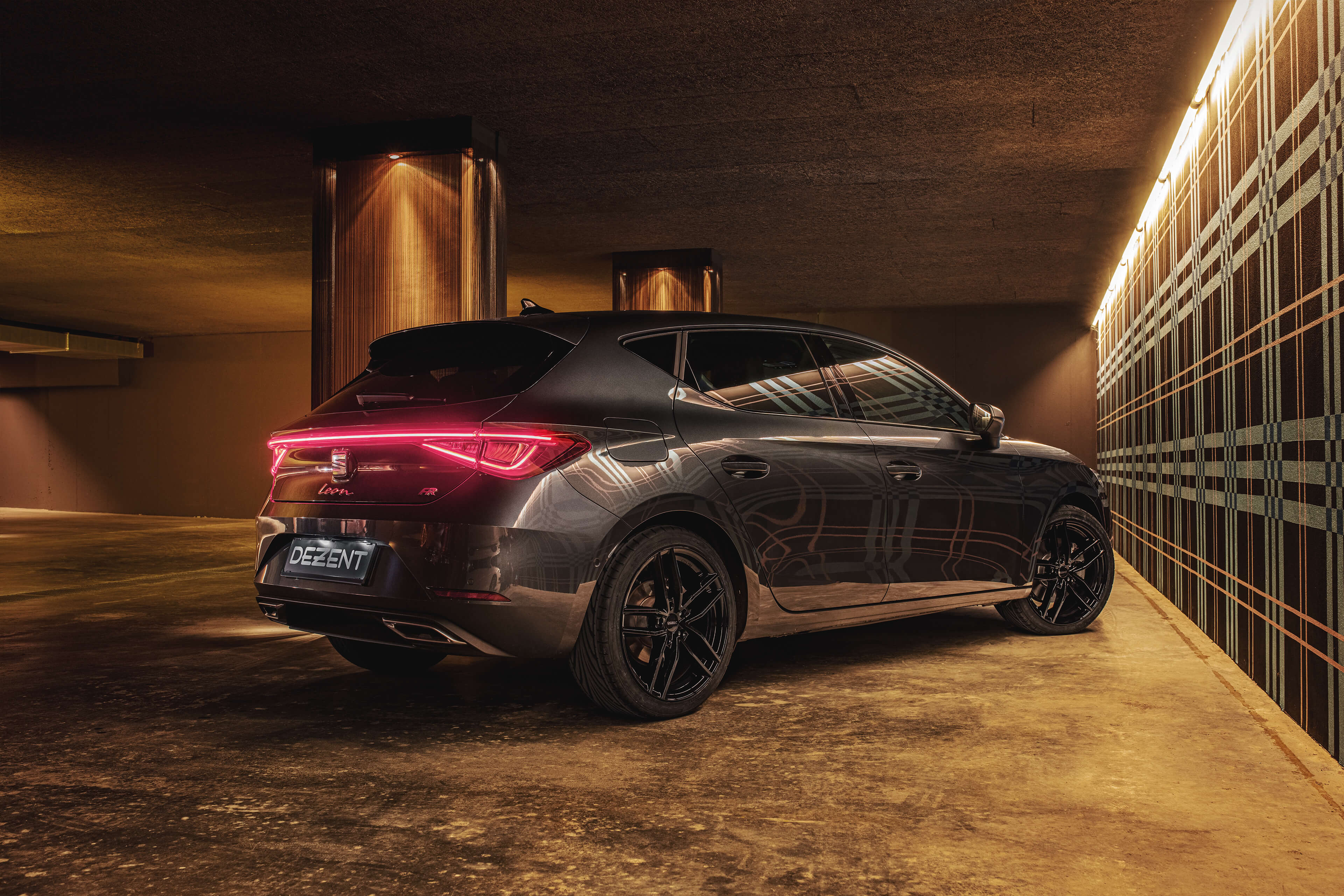 DEZENT TR black Seat Leon Heck