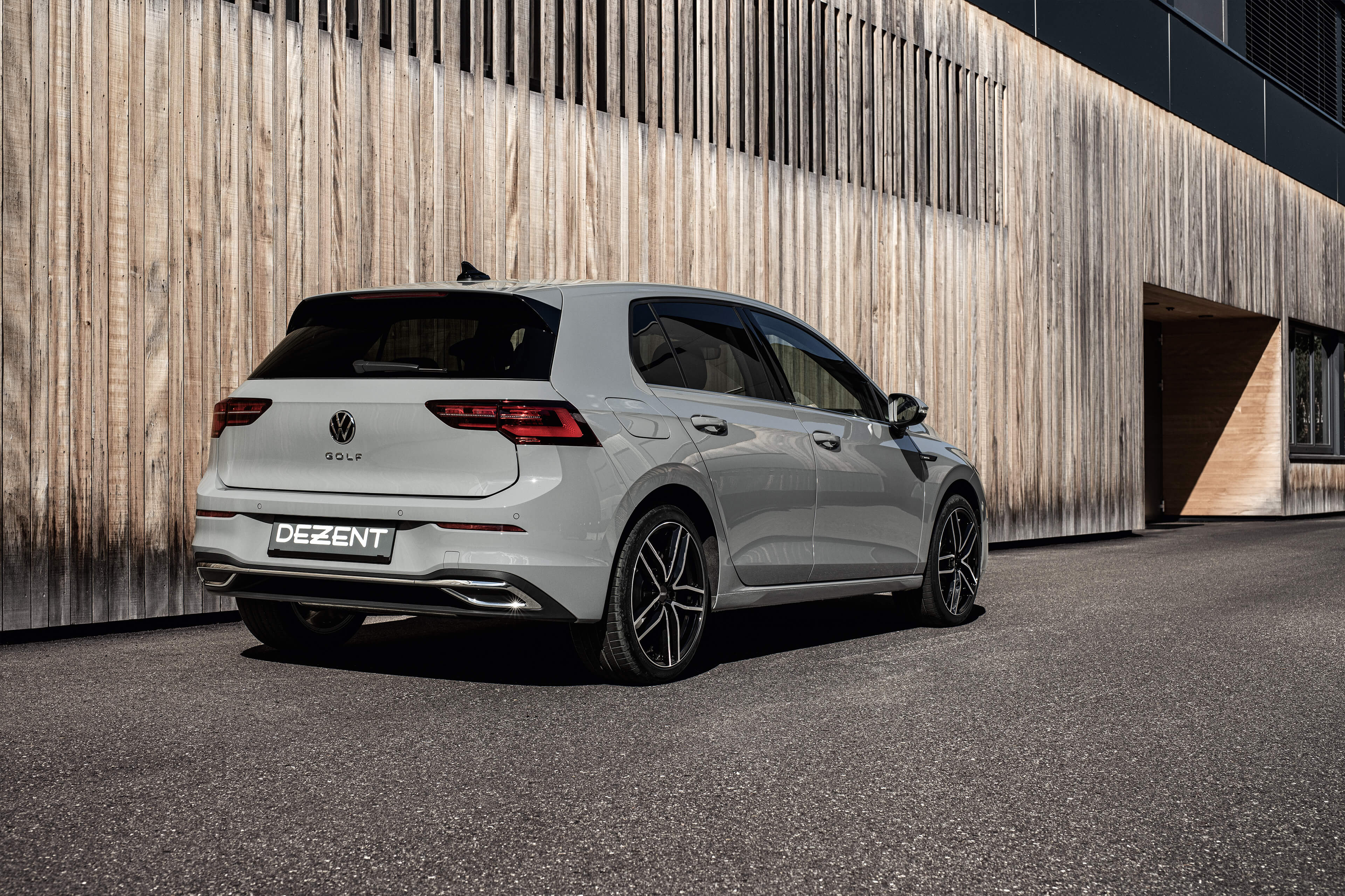 DEZENT TR dark Golf8 Heck